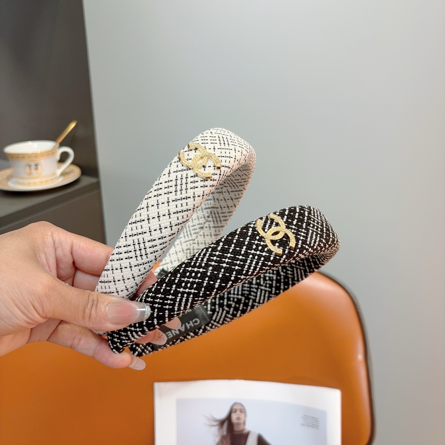 NO:895066,Comes with packaging CHANEL (Chanel) latest small fragrance headband, new large face-showing small headband, recommended by Internet celebrities. Paired with high-end double Clogo, super exquisite, fashionable and versatile!  hairpins,hairpins,chanel,chanel,hairpins19860909配包装 CHANEL（香奈儿）最新款小香发箍,新品巨显脸小头箍,网红爆款推荐 搭配高端双Ｃlogo ,超精致时尚百搭！发夹,发夹,chanel,chanel,hairpins,accessory