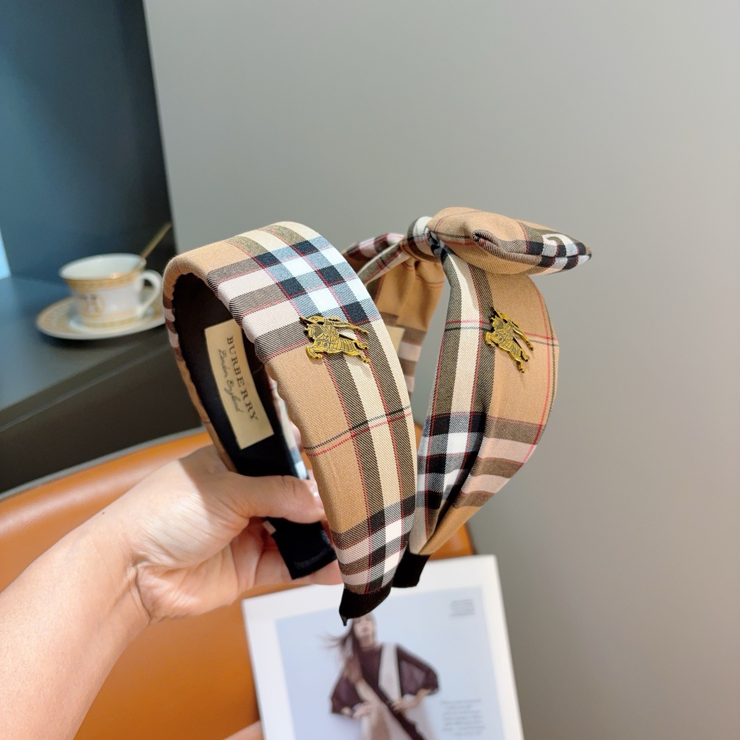 NO:895210,Comes with packaging BURBERRY autumn and winter classic new headband, customer-supplied fabrics, all details are shot in real time!  Very attractive and versatile, suitable for various occasions!  hairpins,hairpins,burberry,burberry,hairpins19860909配包装 巴宝莉BURBERRY 秋冬经典新款发箍,客供面料 细节全部实拍！非常耐看又百搭、适合各种场合搭配！发夹,发夹,burberry,burberry,hairpins,accessory