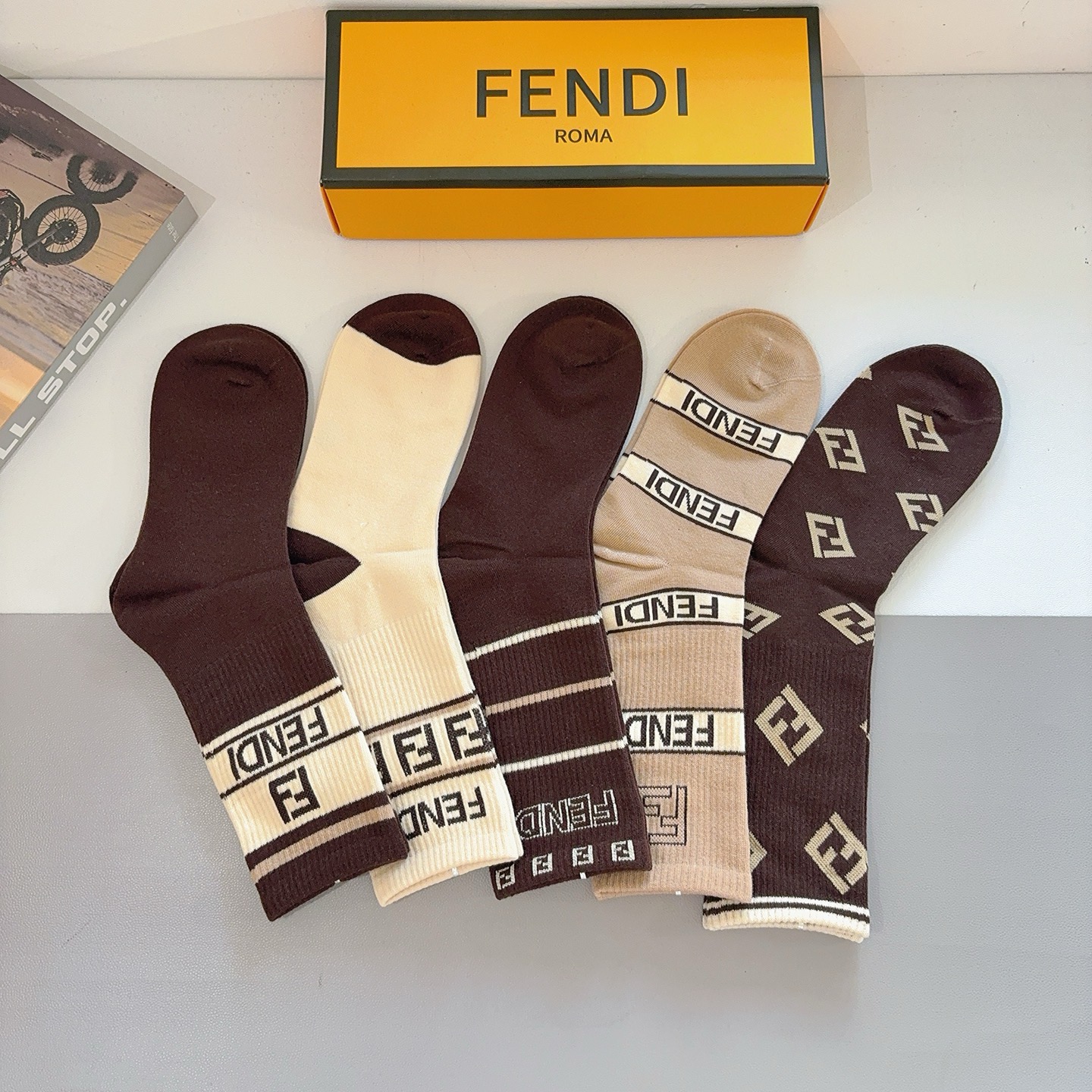 配包装【一盒5双】FENDI芬迪高版本 ～经典款芬迪长筒袜子。超级柔软。。潮人必不能少的FENDI专柜代