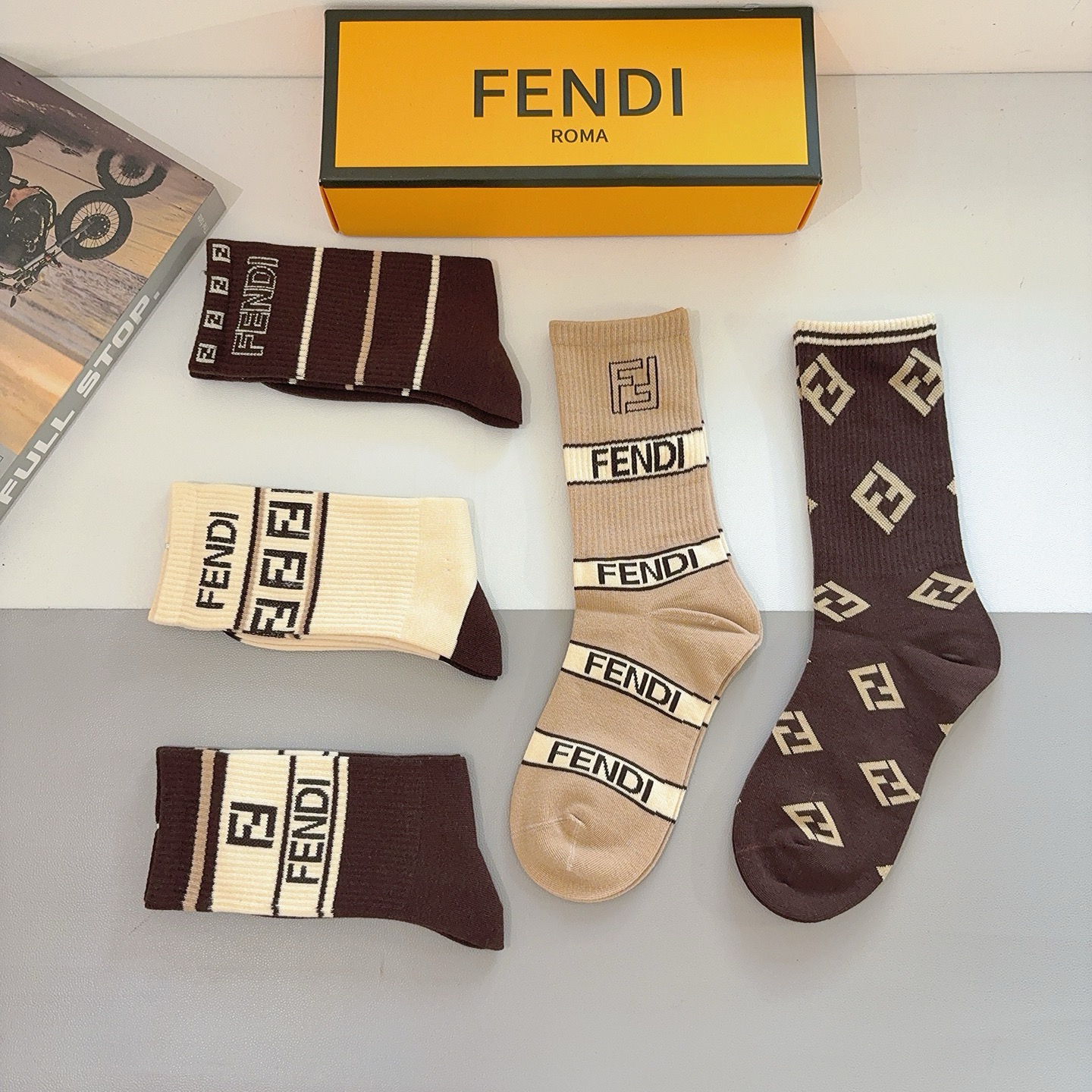 配包装【一盒5双】FENDI芬迪高版本 ～经典款芬迪长筒袜子。超级柔软。。潮人必不能少的FENDI专柜代
