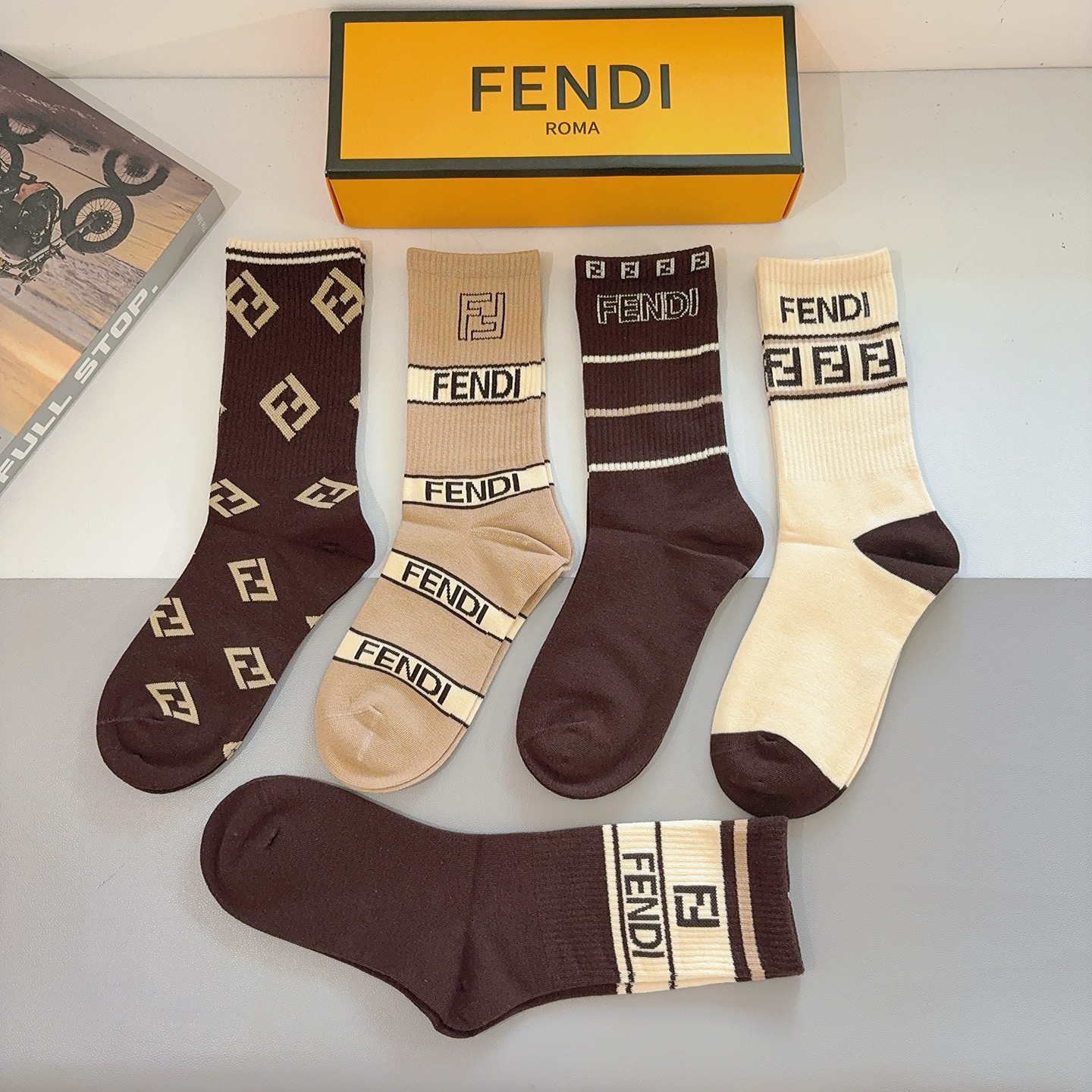 配包装【一盒5双】FENDI芬迪高版本 ～经典款芬迪长筒袜子。超级柔软。。潮人必不能少的FENDI专柜代