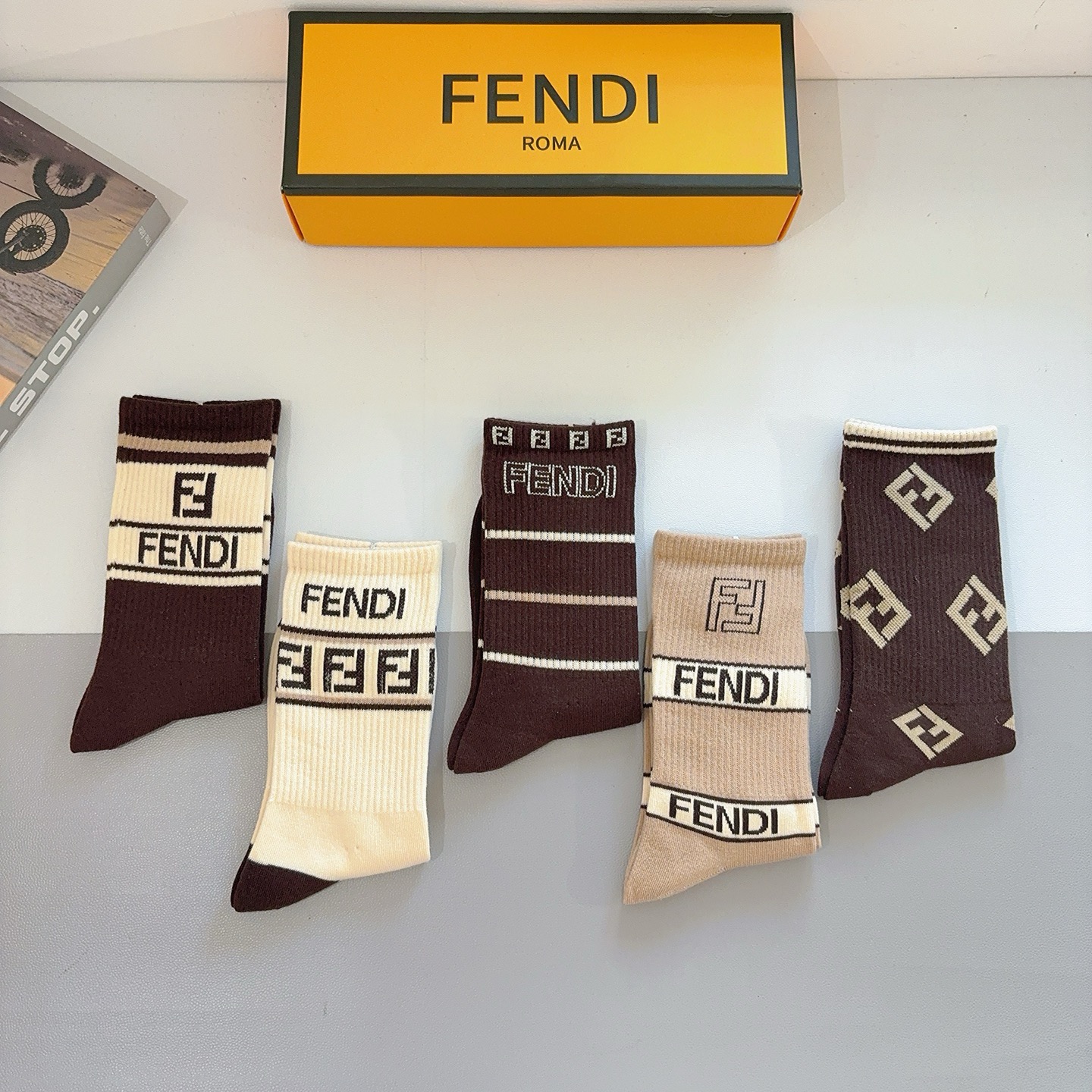 配包装【一盒5双】FENDI芬迪高版本 ～经典款芬迪长筒袜子。超级柔软。。潮人必不能少的FENDI专柜代