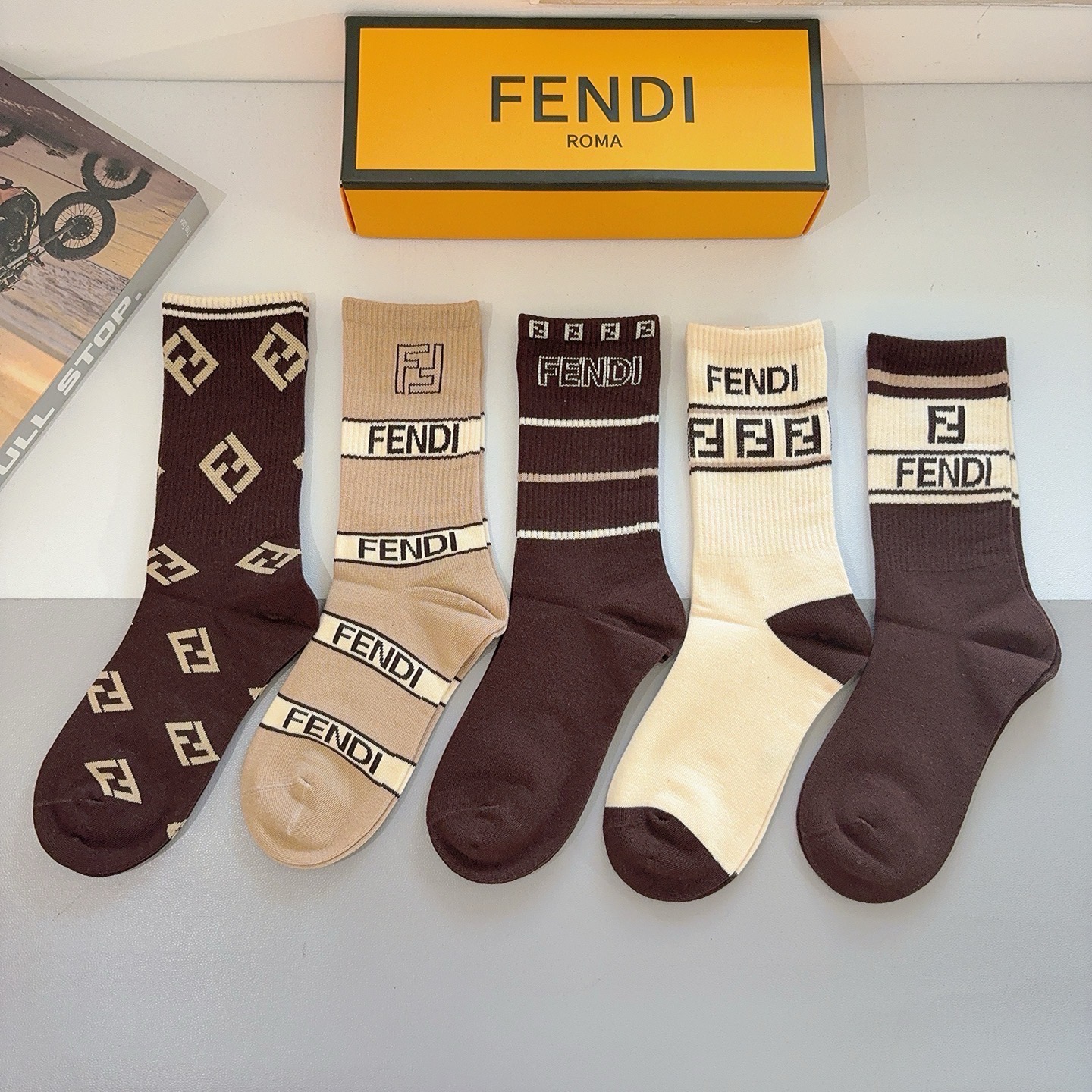 配包装【一盒5双】FENDI芬迪高版本 ～经典款芬迪长筒袜子。超级柔软。。潮人必不能少的FENDI专柜代