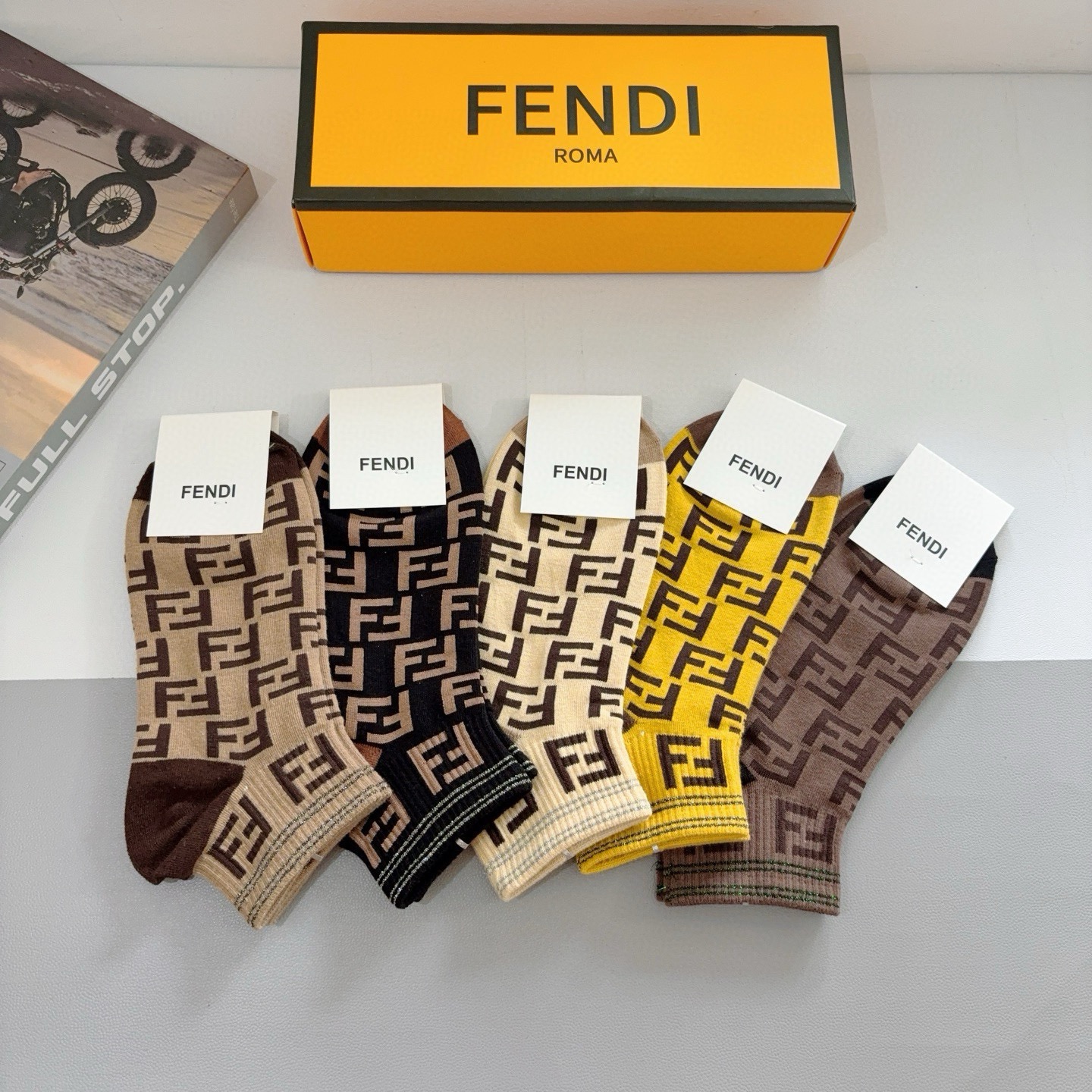 配包装（一盒5双）FENDI  芬迪 双Ｆ字母经典短筒袜子，💓实用好穿 柔软透气，时尚百搭款，大牌出街。