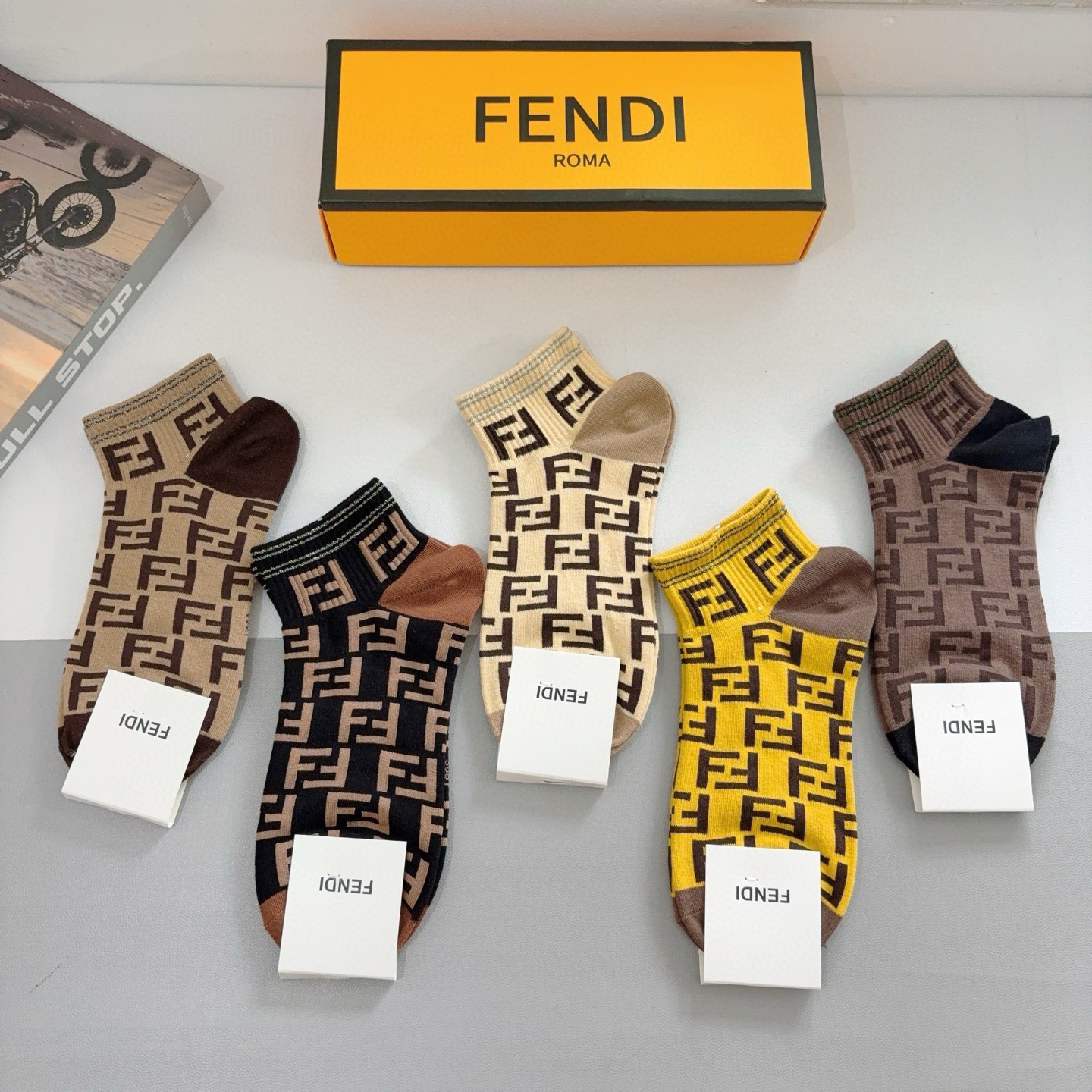 配包装（一盒5双）FENDI  芬迪 双Ｆ字母经典短筒袜子，💓实用好穿 柔软透气，时尚百搭款，大牌出街。
