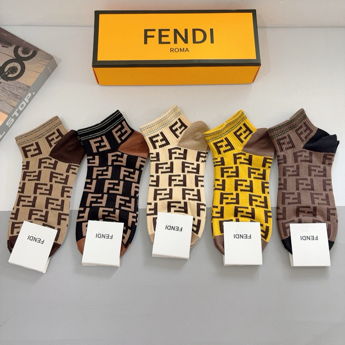 配包装（一盒5双）FENDI  芬迪 双Ｆ字母经典短筒袜子，💓实用好穿 柔软透气，时尚百搭款，大牌出街。