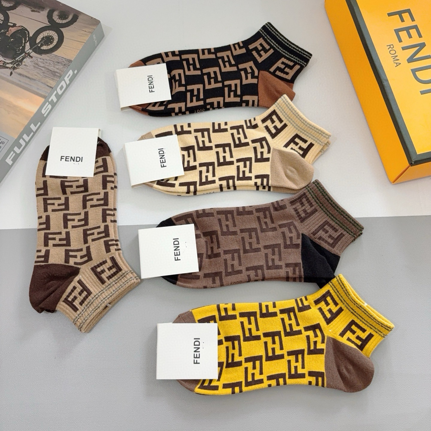 配包装（一盒5双）FENDI  芬迪 双Ｆ字母经典短筒袜子，💓实用好穿 柔软透气，时尚百搭款，大牌出街。