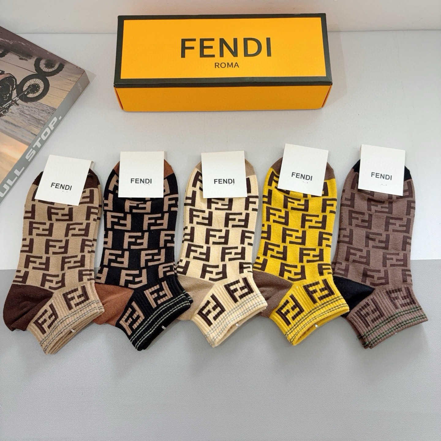 配包装（一盒5双）FENDI  芬迪 双Ｆ字母经典短筒袜子，💓实用好穿 柔软透气，时尚百搭款，大牌出街。