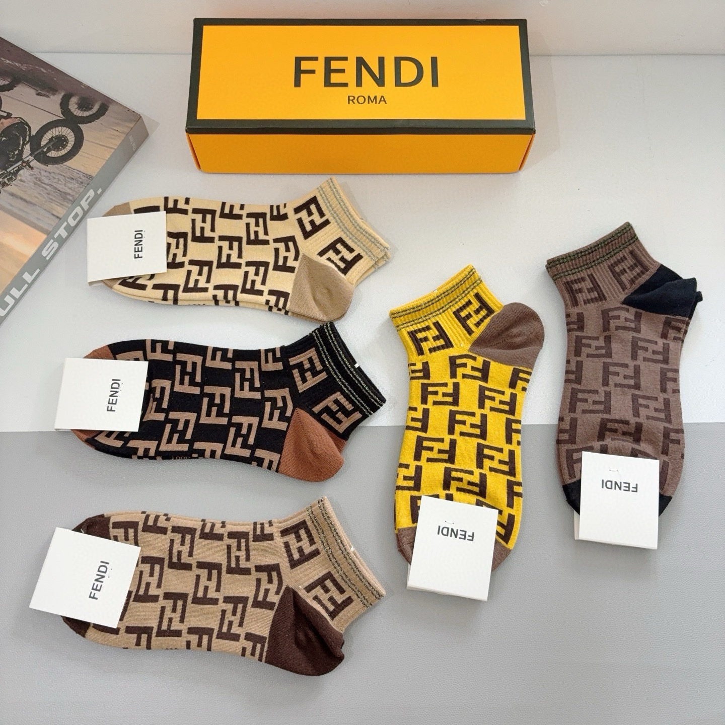 配包装（一盒5双）FENDI  芬迪 双Ｆ字母经典短筒袜子，💓实用好穿 柔软透气，时尚百搭款，大牌出街。