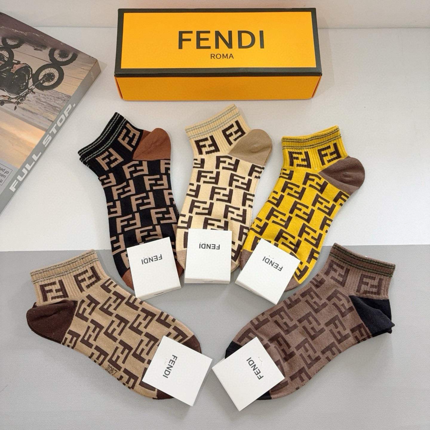 配包装（一盒5双）FENDI  芬迪 双Ｆ字母经典短筒袜子，💓实用好穿 柔软透气，时尚百搭款，大牌出街。