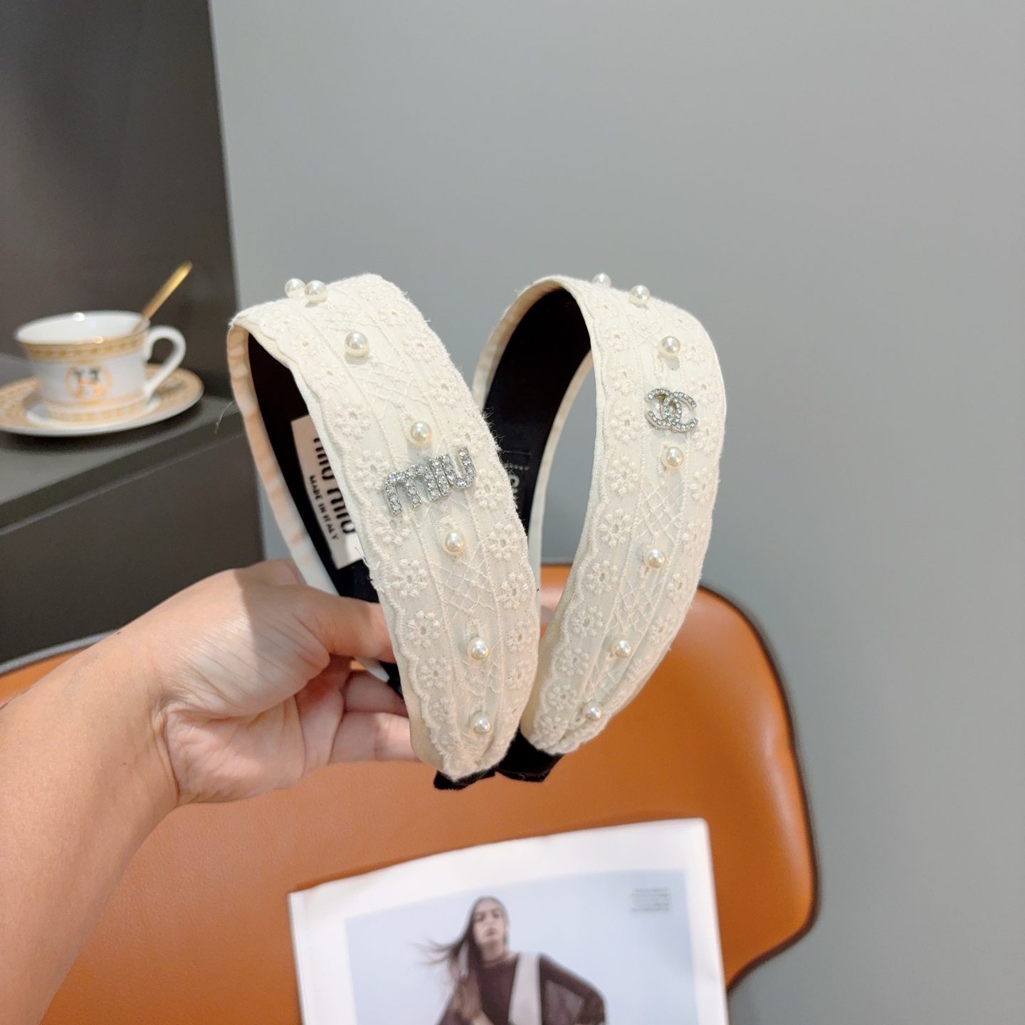 NO:852572,With packaging, miumiu (Miu Miu) new letter headbands, retro headbands, recommended by Internet celebrities, with high-end materials, ultra-exquisite, fashionable and versatile. Hairpins, hairpins, miumiu, hairpins19860909配包装 miumiu（缪缪）新款字母发箍,复古头箍,网红爆款推荐 搭配高端材质,超精致,时尚百搭.发夹,发夹,miumiu,hairpins,accessory