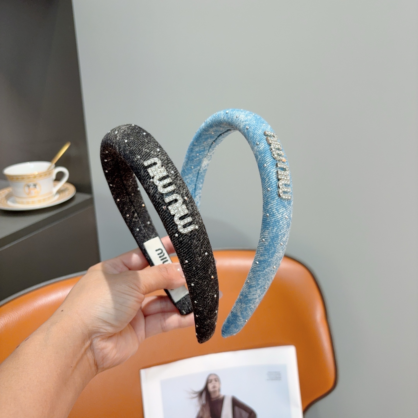 NO:852596,Comes with packaging miumiu Miu Miu classic new denim headband, a must-have headband for goddesses, very versatile and fashionable!  hairpins,hairpins,miumiu,hairpins19860909配包装 miumiu 缪缪 经典新款牛仔布发箍,女神必备单品头箍,非常百搭,时尚潮流！发夹,发夹,miumiu,hairpins,accessory