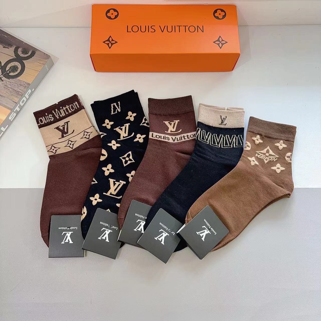 NO:850130,Comes with packaging (5 pairs in a box) LV Louis Vuitton super popular men's mid-calf socks, pure cotton fabric, a must-have for fashionistas, personalized, fashionable and versatile!  You deserve it! Super soft material, comfortable and breathable!  socks, stockings, socks, louis vuitton, louis vuitton, socks19860909配包装（一盒5双） LV 路易威登 超火爆男款中筒袜子、纯棉面料,潮人必备款,个性时尚百搭款,！你值得拥有哦超柔软材质,舒适透气！袜子,丝袜,袜子,louis vuitton,louis vuitton,socks,accessory