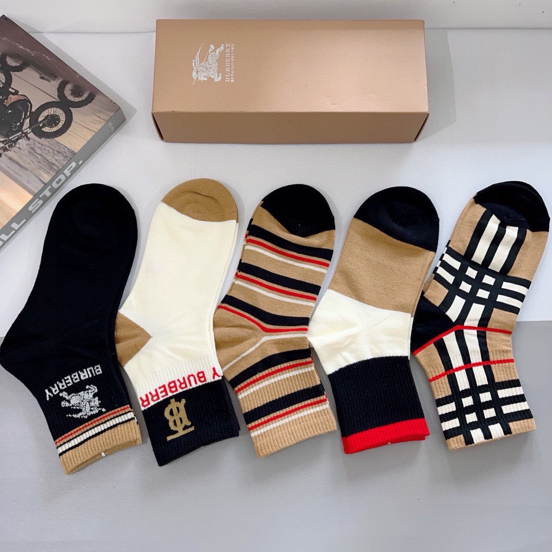 配包装（一盒5双） 🌟 BURBERRY 巴宝莉经典字母logo中筒袜子，个性时尚百搭款，！你值得拥有哦