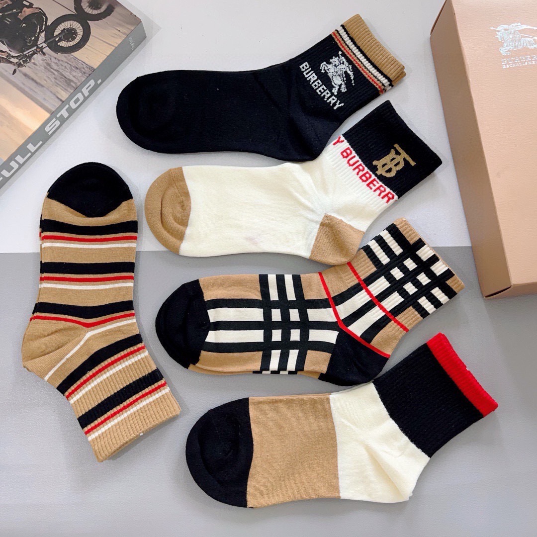 配包装（一盒5双） 🌟 BURBERRY 巴宝莉经典字母logo中筒袜子，个性时尚百搭款，！你值得拥有哦