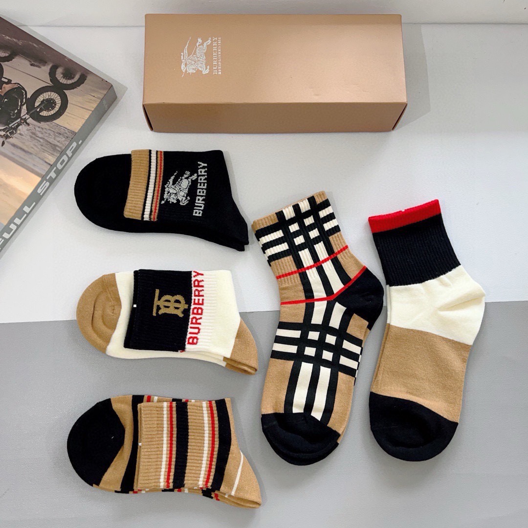 配包装（一盒5双） 🌟 BURBERRY 巴宝莉经典字母logo中筒袜子，个性时尚百搭款，！你值得拥有哦