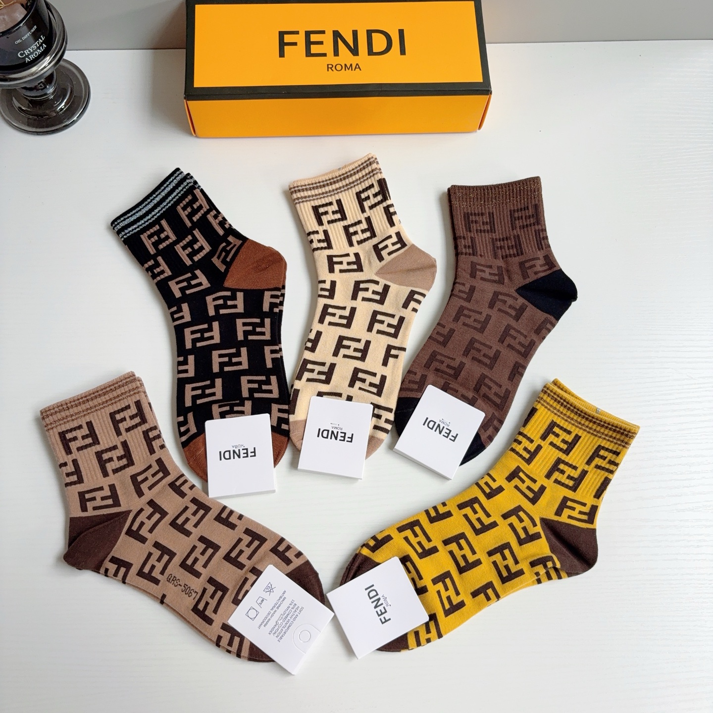 配包装（一盒5双） FENDI 芬迪 经典双F中筒袜子，纯棉面料，潮人必备款 个性时尚百搭款，你值得拥有