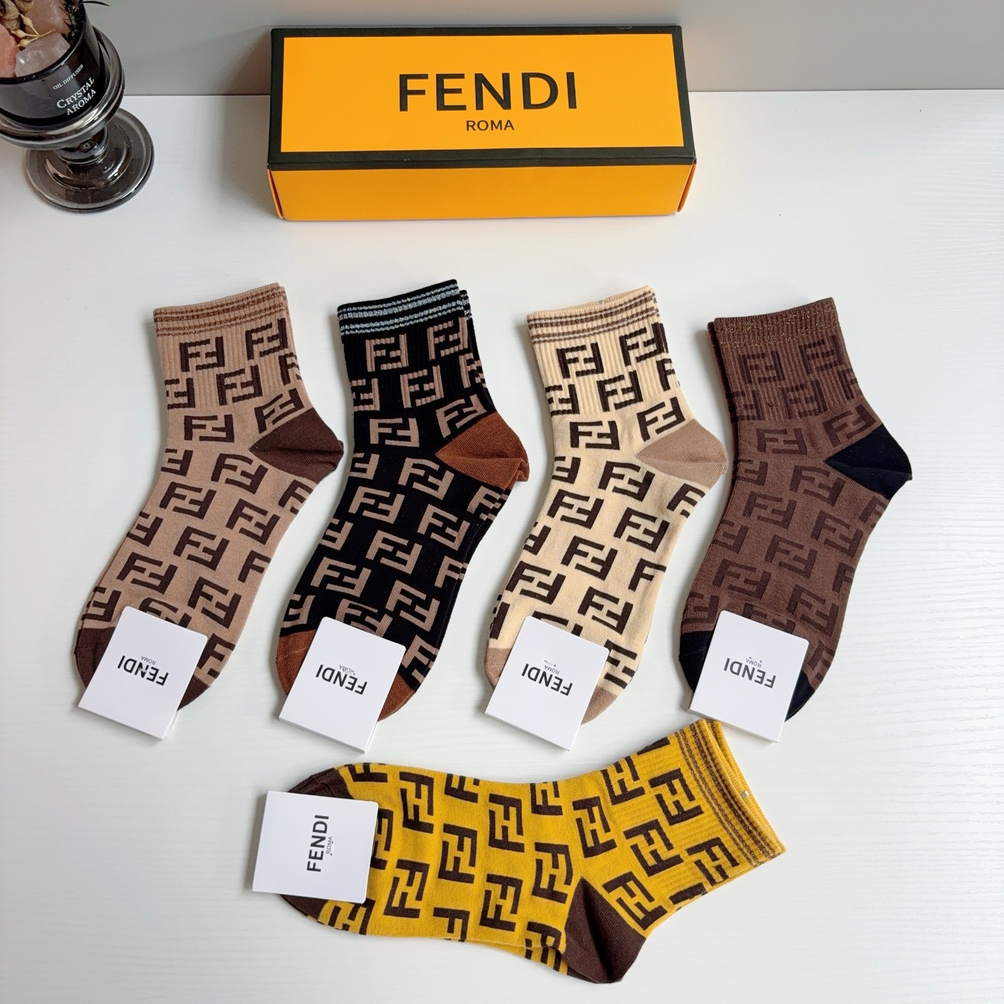 配包装（一盒5双） FENDI 芬迪 经典双F中筒袜子，纯棉面料，潮人必备款 个性时尚百搭款，你值得拥有