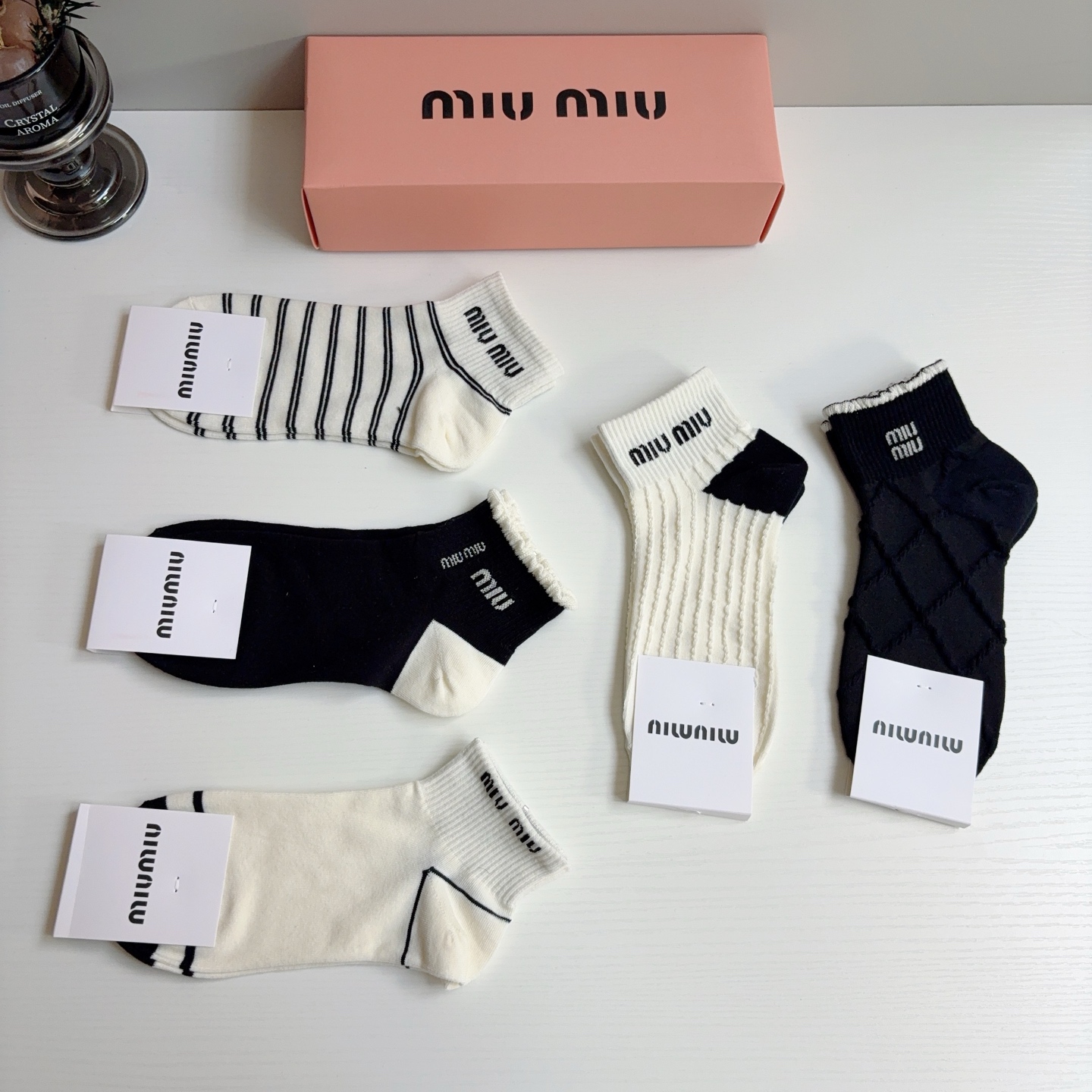 配包装【一盒5双】miumiu · 缪缪 高品质。超级爆款网红短筒袜子❗️纯棉材质，轻薄柔软透气，四季通