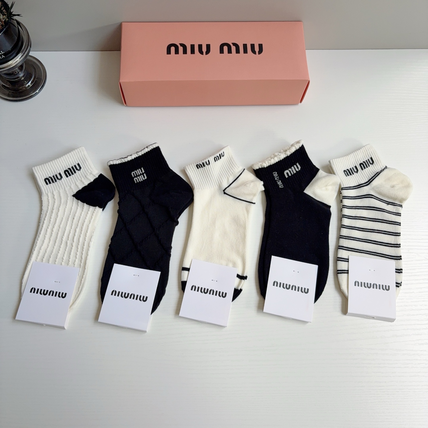配包装【一盒5双】miumiu · 缪缪 高品质。超级爆款网红短筒袜子❗️纯棉材质，轻薄柔软透气，四季通