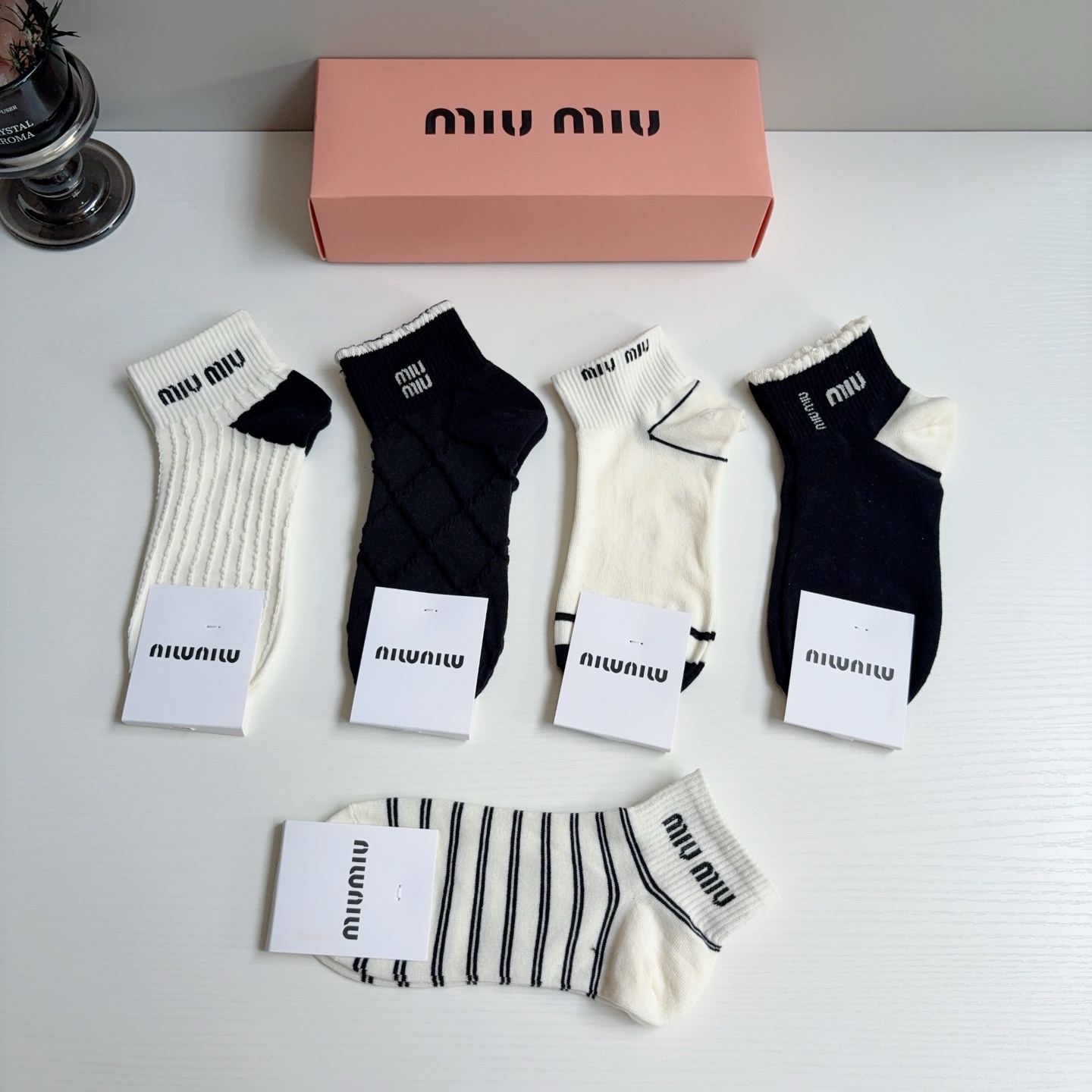 配包装【一盒5双】miumiu · 缪缪 高品质。超级爆款网红短筒袜子❗️纯棉材质，轻薄柔软透气，四季通
