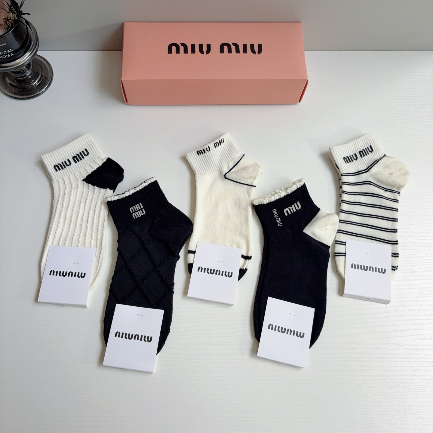 配包装【一盒5双】miumiu · 缪缪 高品质。超级爆款网红短筒袜子❗️纯棉材质，轻薄柔软透气，四季通