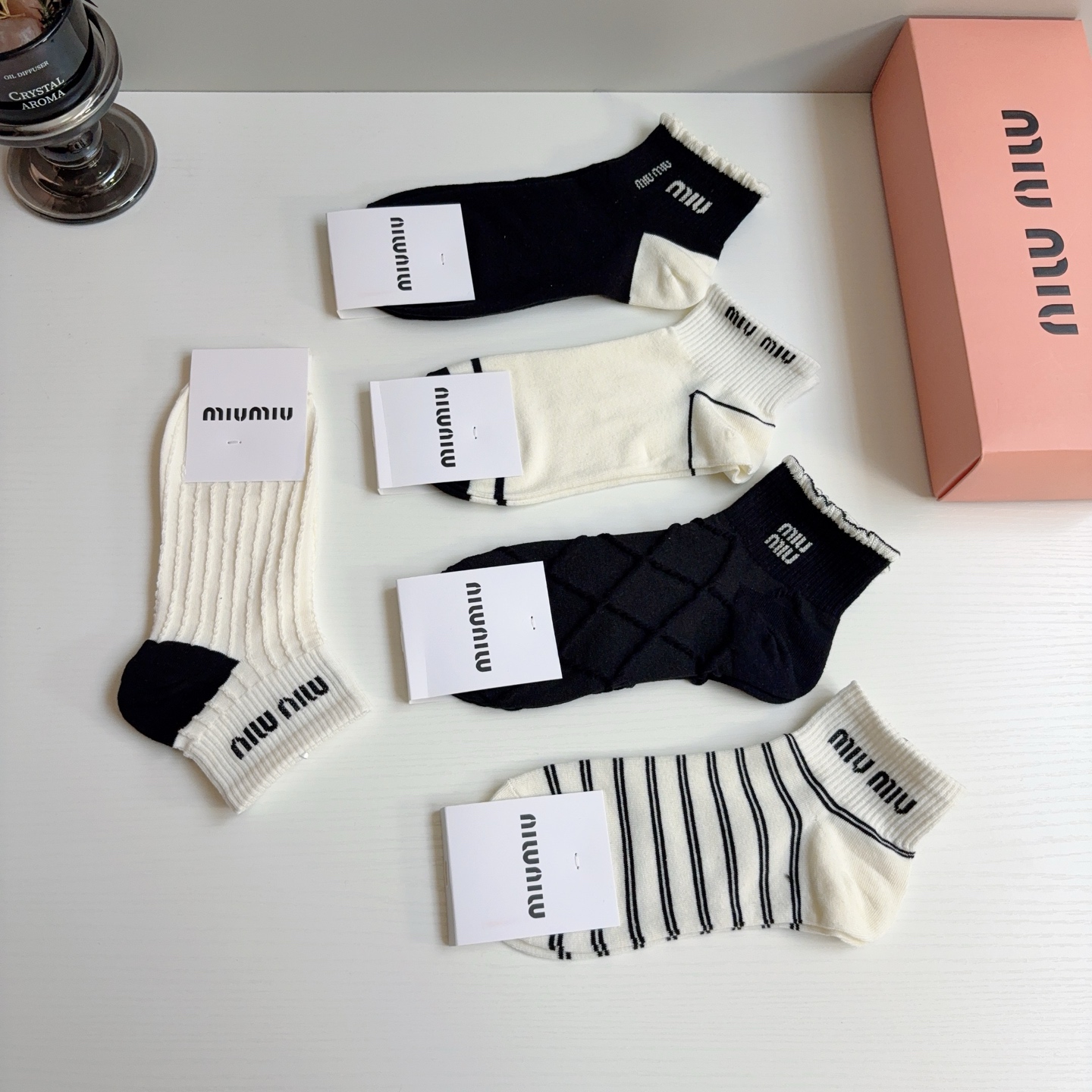 配包装【一盒5双】miumiu · 缪缪 高品质。超级爆款网红短筒袜子❗️纯棉材质，轻薄柔软透气，四季通