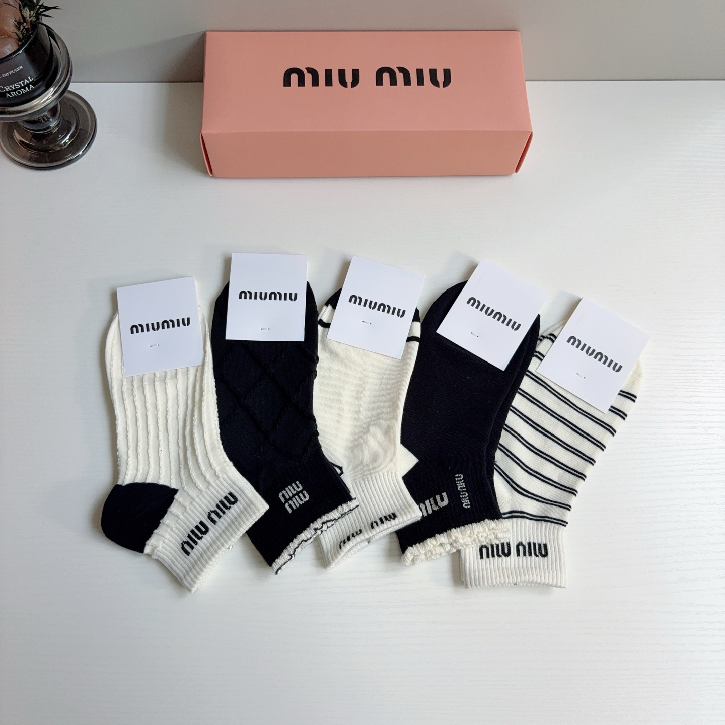 配包装【一盒5双】miumiu · 缪缪 高品质。超级爆款网红短筒袜子❗️纯棉材质，轻薄柔软透气，四季通