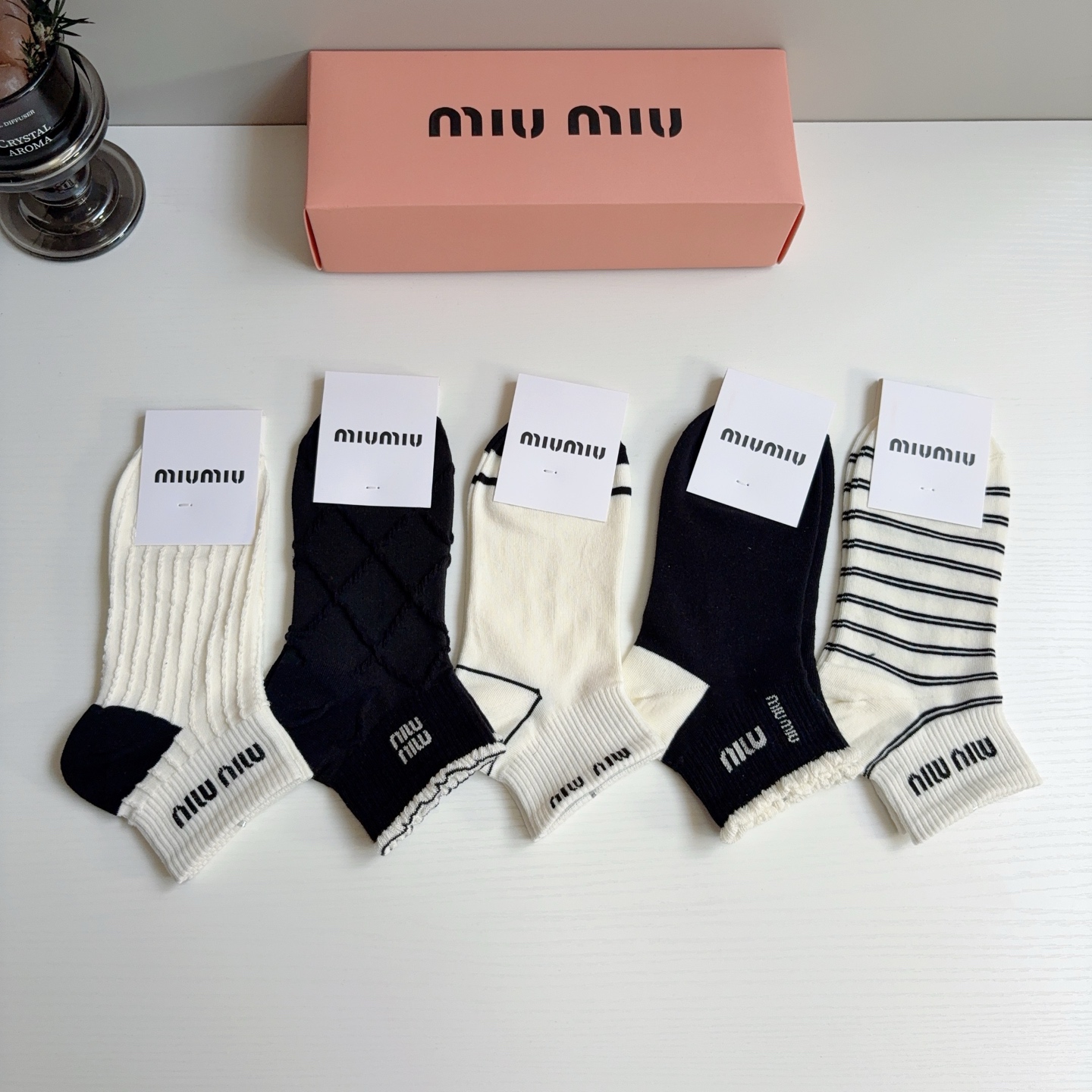 配包装【一盒5双】miumiu · 缪缪 高品质。超级爆款网红短筒袜子❗️纯棉材质，轻薄柔软透气，四季通