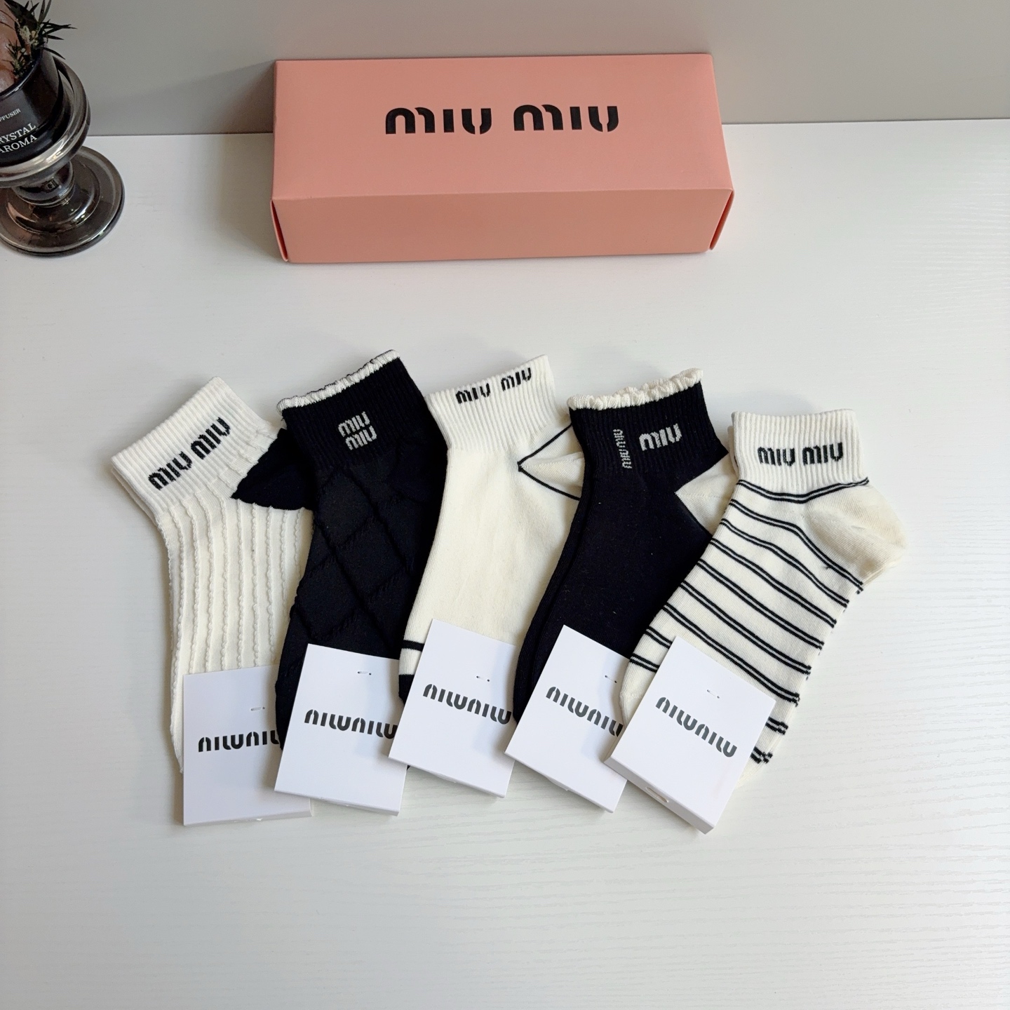 配包装【一盒5双】miumiu · 缪缪 高品质。超级爆款网红短筒袜子❗️纯棉材质，轻薄柔软透气，四季通