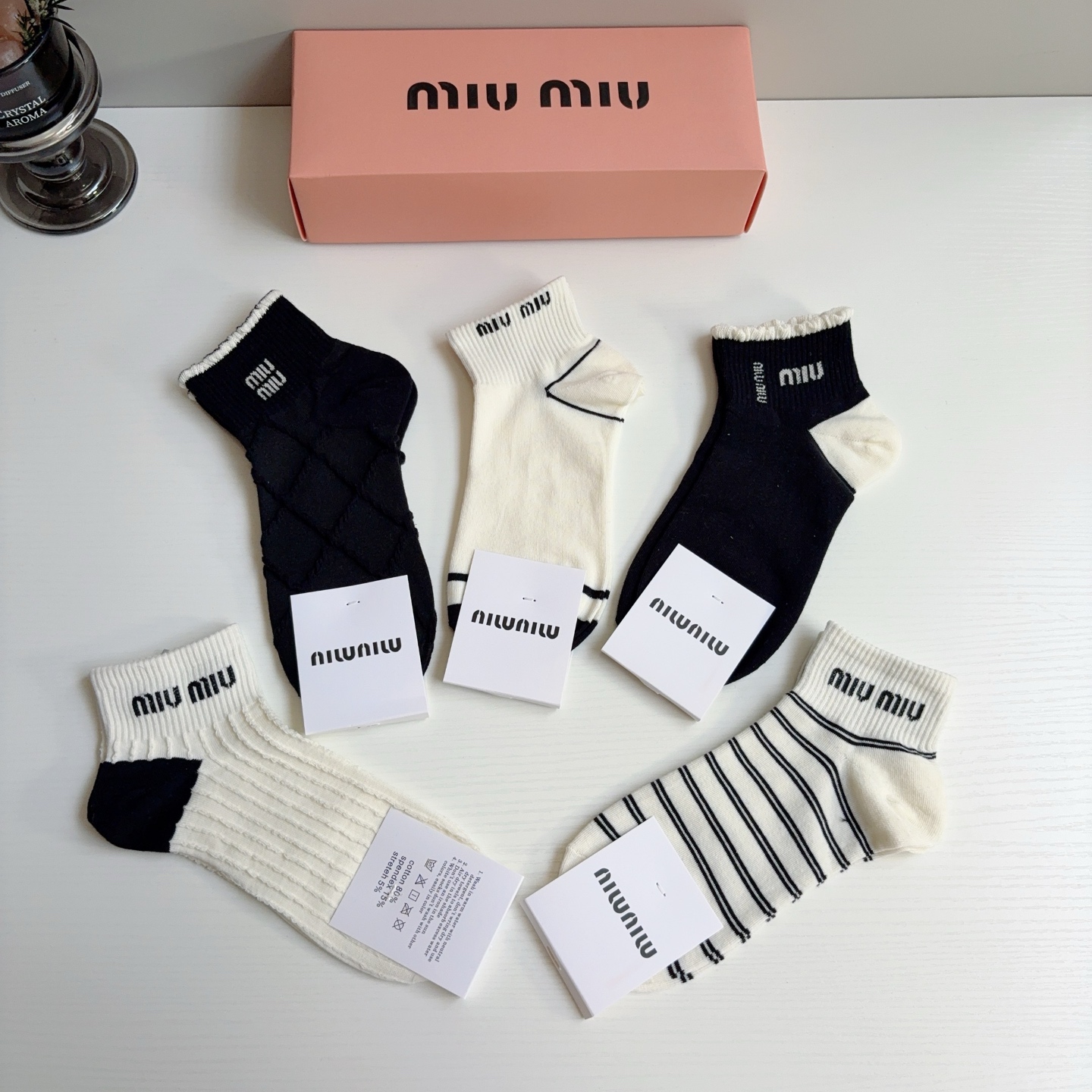 配包装【一盒5双】miumiu · 缪缪 高品质。超级爆款网红短筒袜子❗️纯棉材质，轻薄柔软透气，四季通