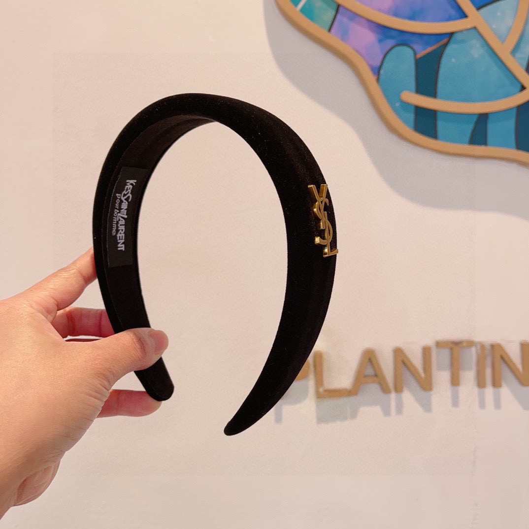 NO:881358,Comes with packaging Yves Saint Laurent's new Korean velvet sponge headband, the original single headband is simple and versatile, a must-have for trendy women, super classy!  hairpins,hairpins,saint laurent,hairpins19860909配包装 圣罗兰 新款韩国丝绒海绵发箍,原单头箍简约百搭,潮女必备品,超级的高大上！发夹,发夹,saint laurent,hairpins,accessory