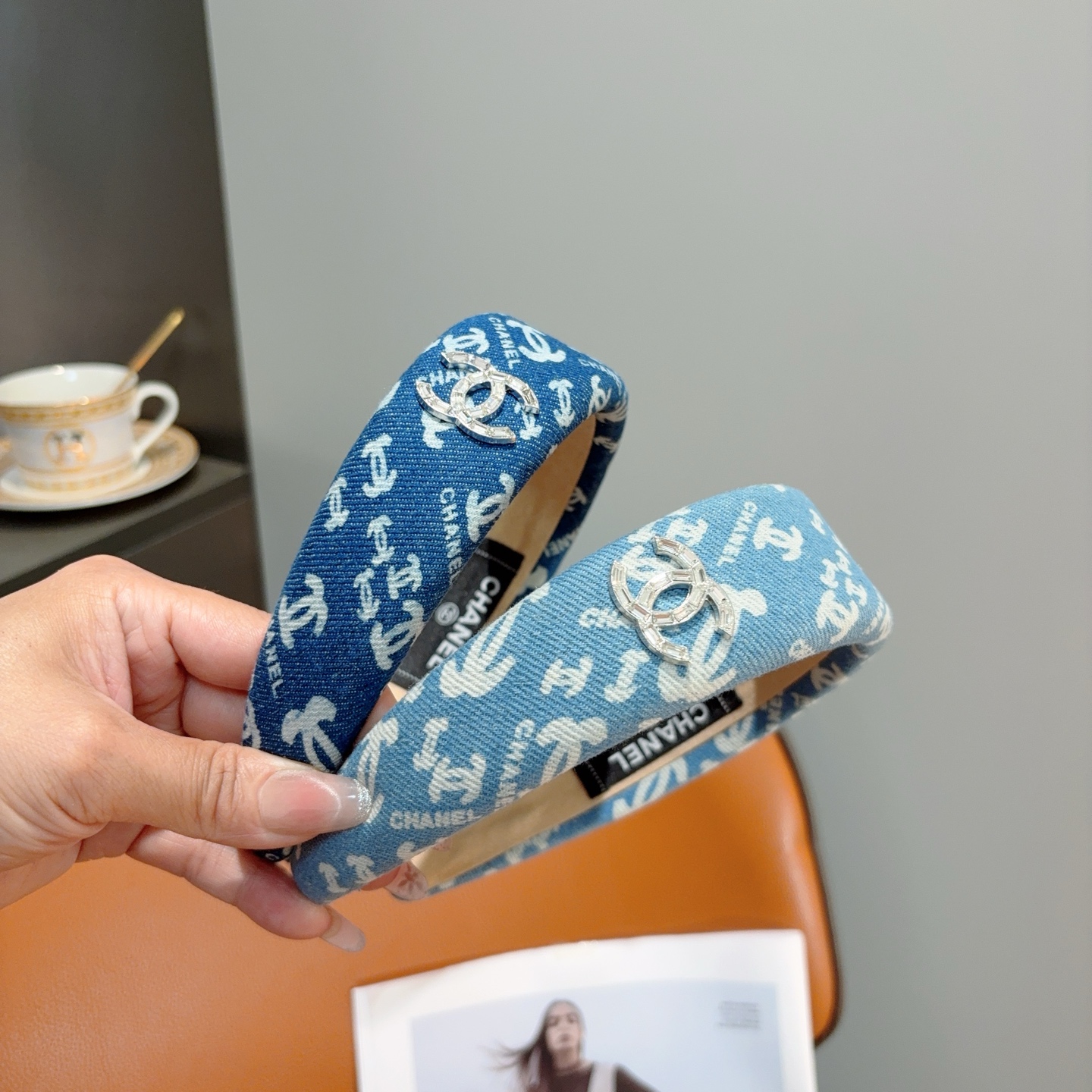 NO:853443,Comes with packaging CHANEL (Chanel) high-end new denim color full diamond headband, fashionable headband, the latest Internet celebrity arrival, fashionable and versatile, a must-have for goddesses, multiple colors available!  hairpins,hairpins,chanel,chanel,hairpins19860909配包装 CHANEL（香奈儿） 高端新款牛仔布色满钻发箍,时尚头箍,网红最新款来袭时尚百搭,女神必入、多色可选！发夹,发夹,chanel,chanel,hairpins,accessory