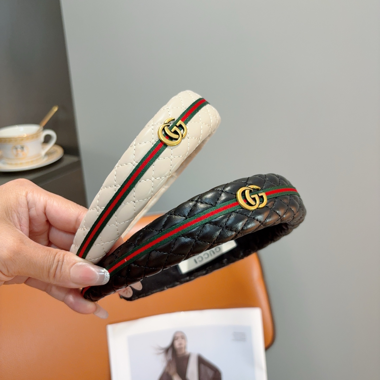 NO:853455,Comes with packaging Gucci Internet celebrity classic new sponge fabric headband, a must-have headband for goddesses, very versatile, fashionable and trendy!  hairpins,hairpins,gucci,hairpins19860909配包装 Gucci古奇 网红经典新款海绵布艺发箍,女神必备单品头箍,非常百搭,时尚潮流款！发夹,发夹,gucci,hairpins,accessory