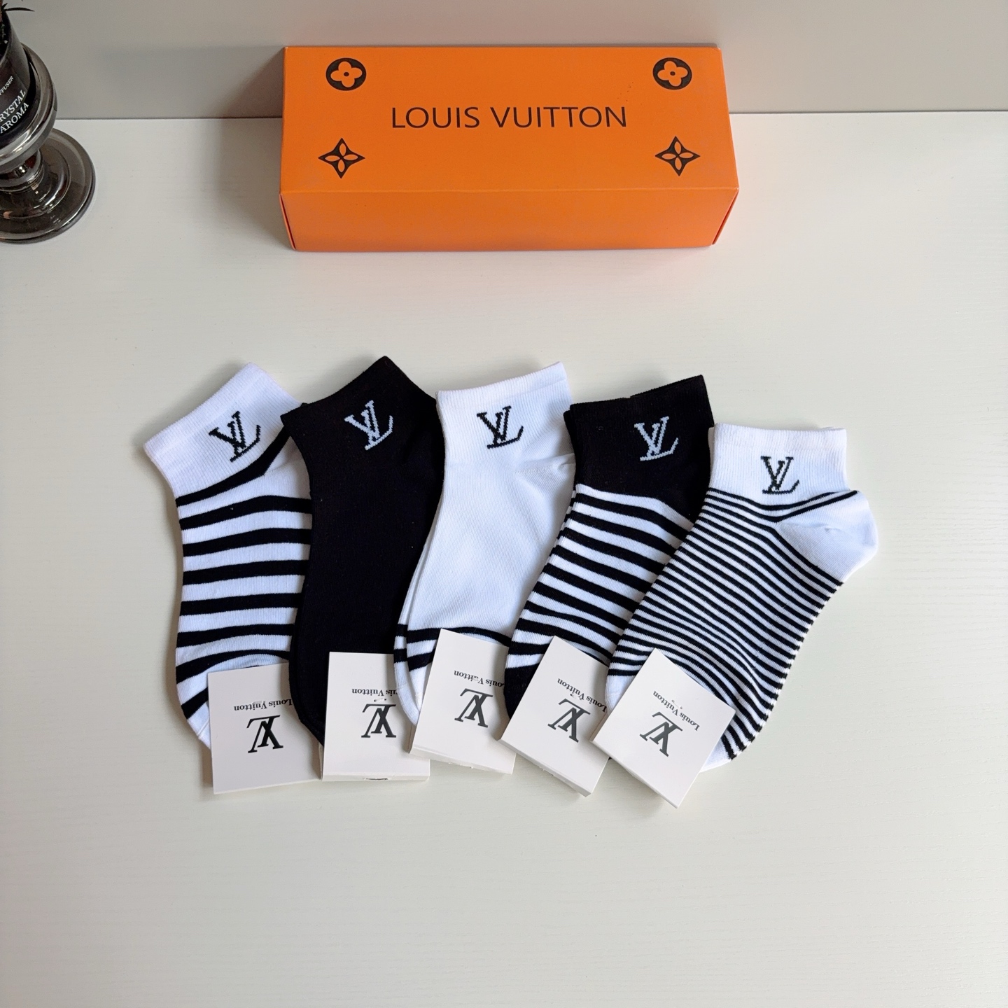 配包装（一盒5双） 🌟 LV 路易威登 超火爆小单品，纯棉面料，经典字母logo短款袜子 个性时尚百搭款