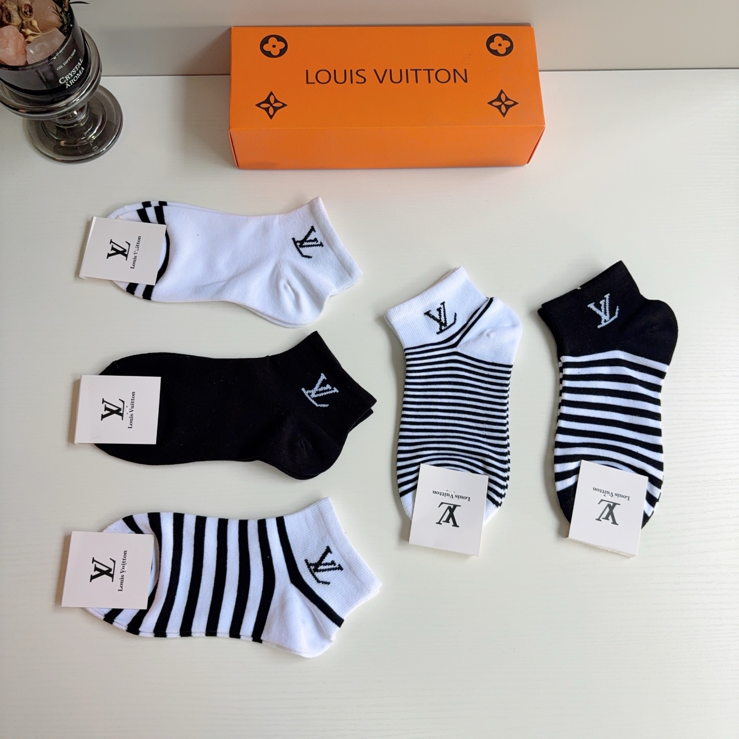 配包装（一盒5双） 🌟 LV 路易威登 超火爆小单品，纯棉面料，经典字母logo短款袜子 个性时尚百搭款