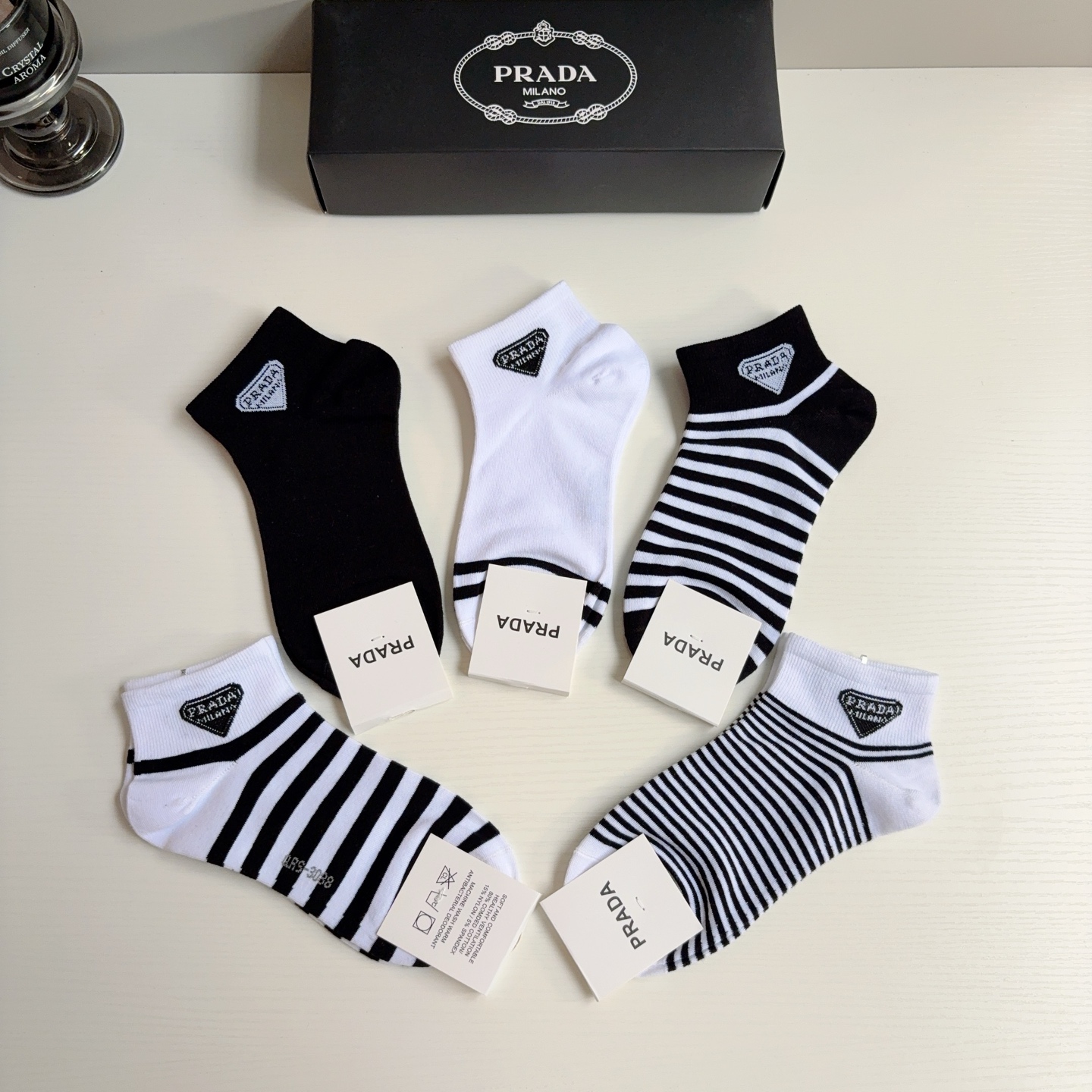 配包装（一盒5双） PRADA 普拉达 新款短筒袜子，纯棉面料，经典三角标logo 个性时尚百搭款，你值