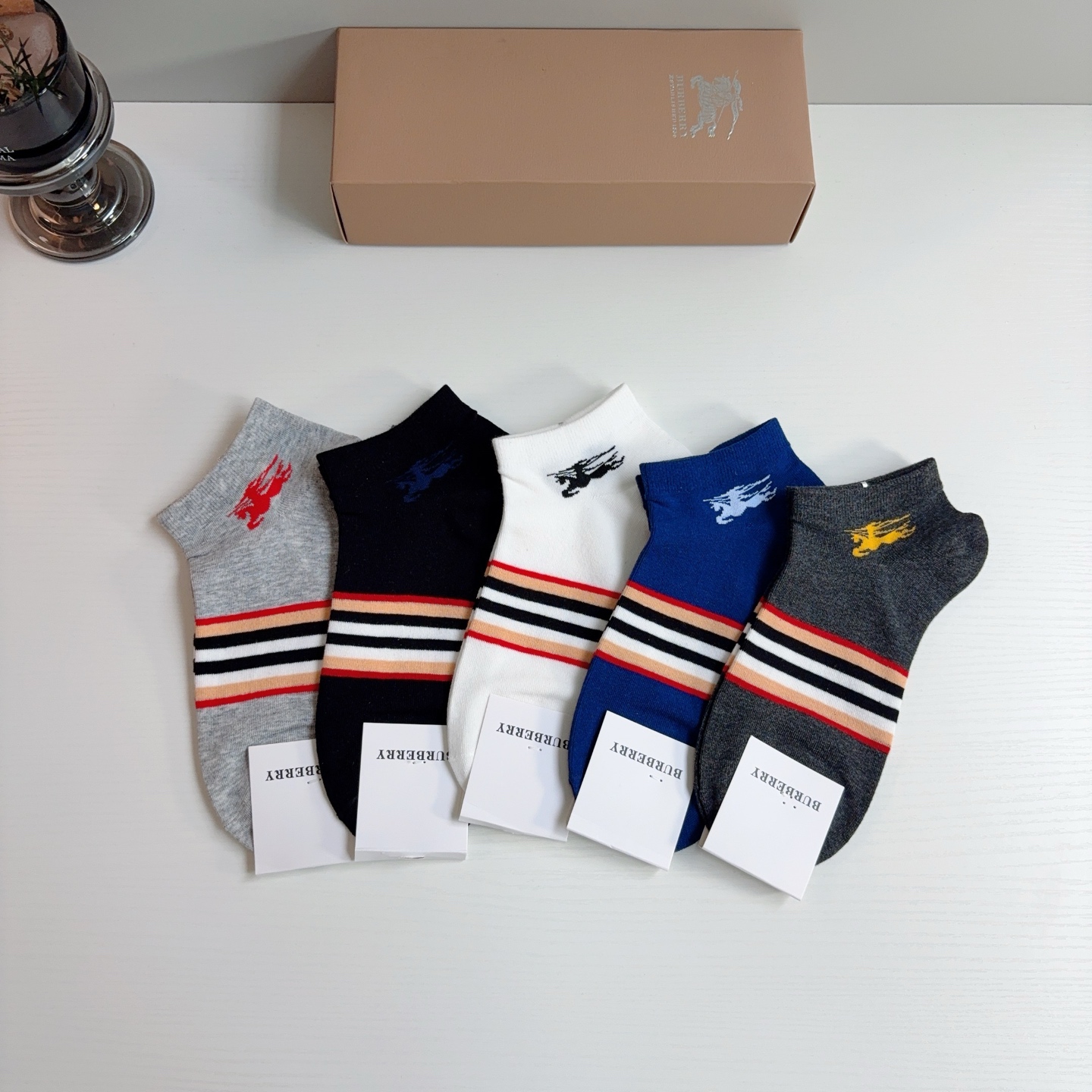 配包装（一盒5双）Burberry 巴宝莉 男士短筒袜子纯棉面料，潮人必备  爆款格子袜！