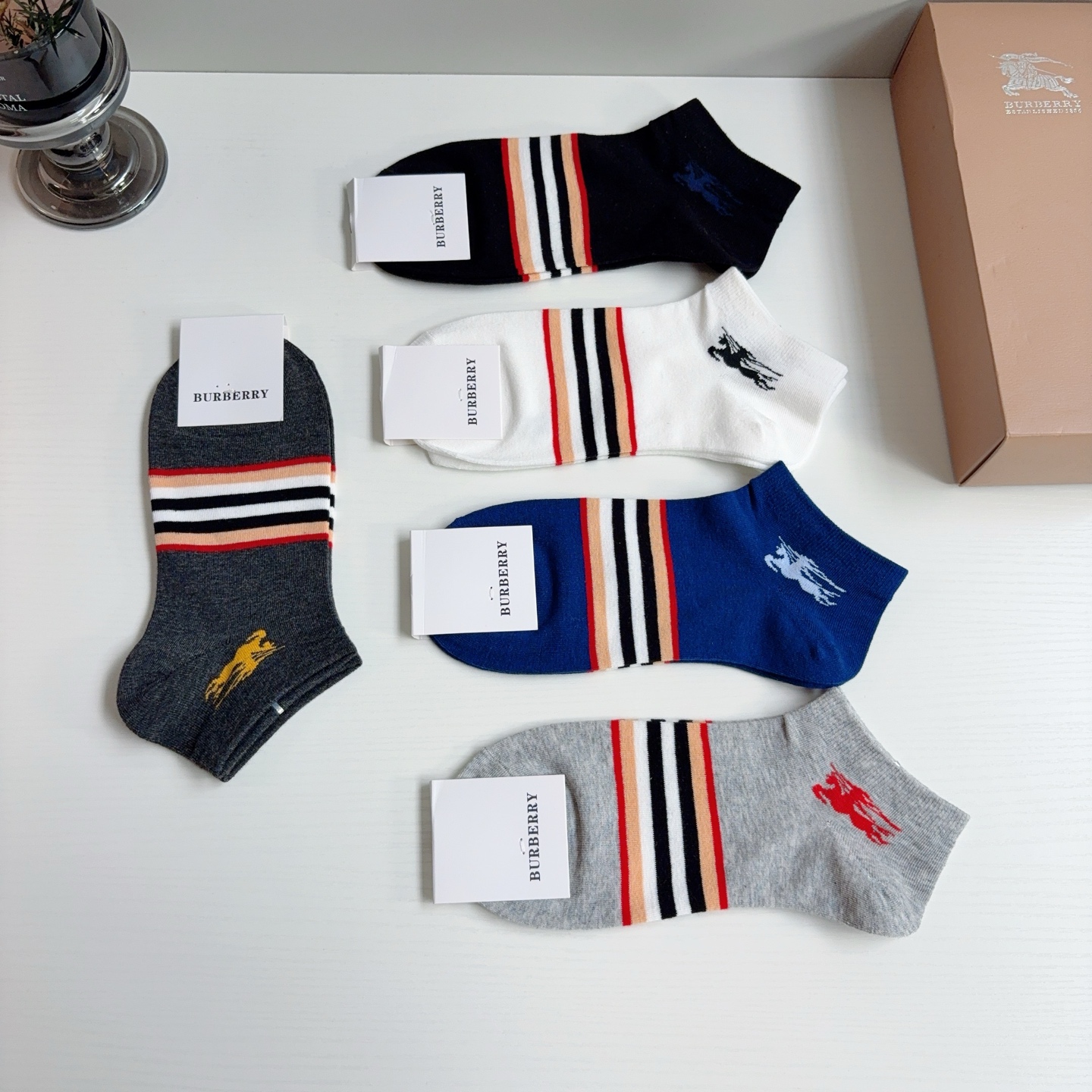 配包装（一盒5双）Burberry 巴宝莉 男士短筒袜子纯棉面料，潮人必备  爆款格子袜！