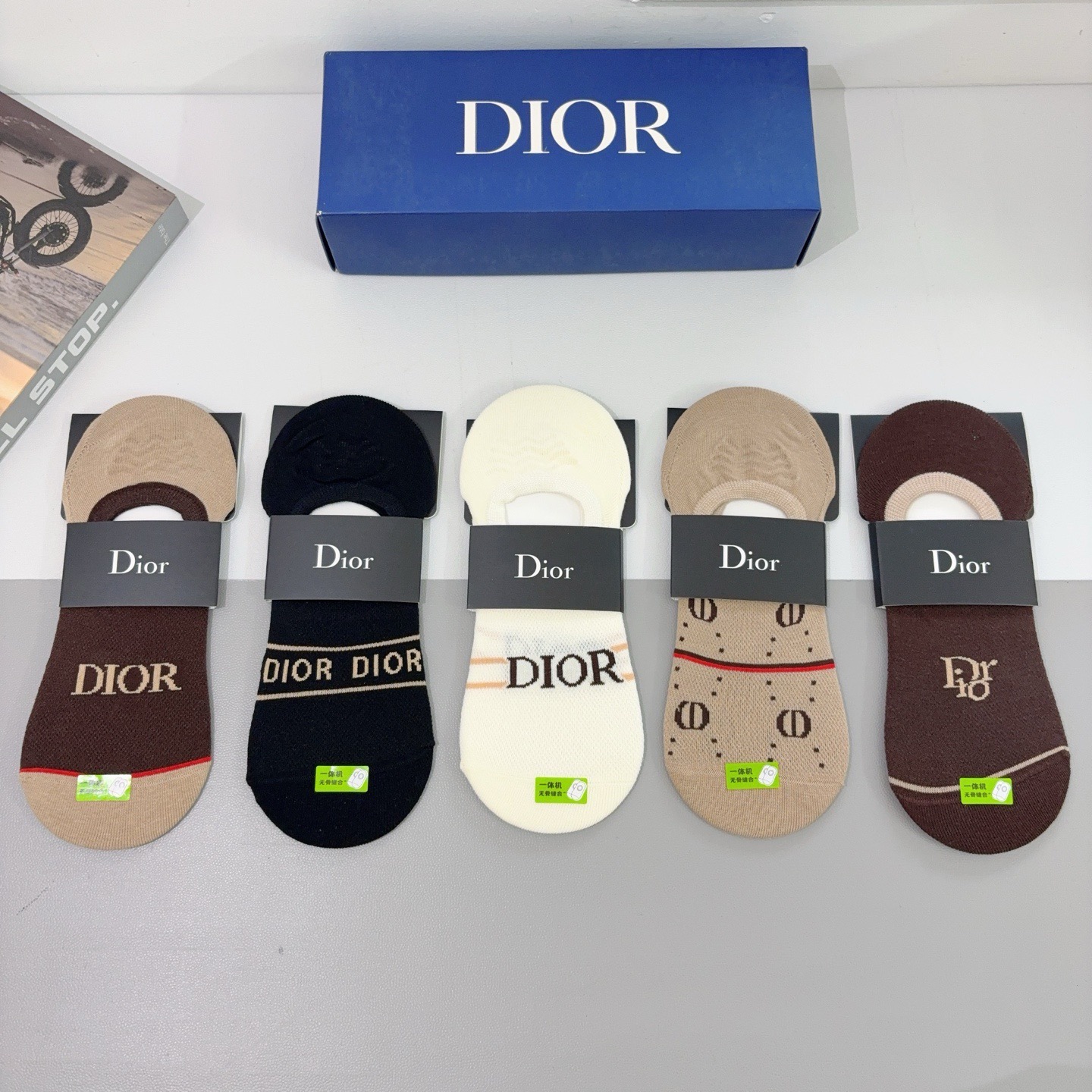 配包装（一盒5双）  🌟 Dior （迪奥） 竹棉材质袜子 潮人必备爆款，经典字母logo船袜，个性时尚百搭款，！超柔软