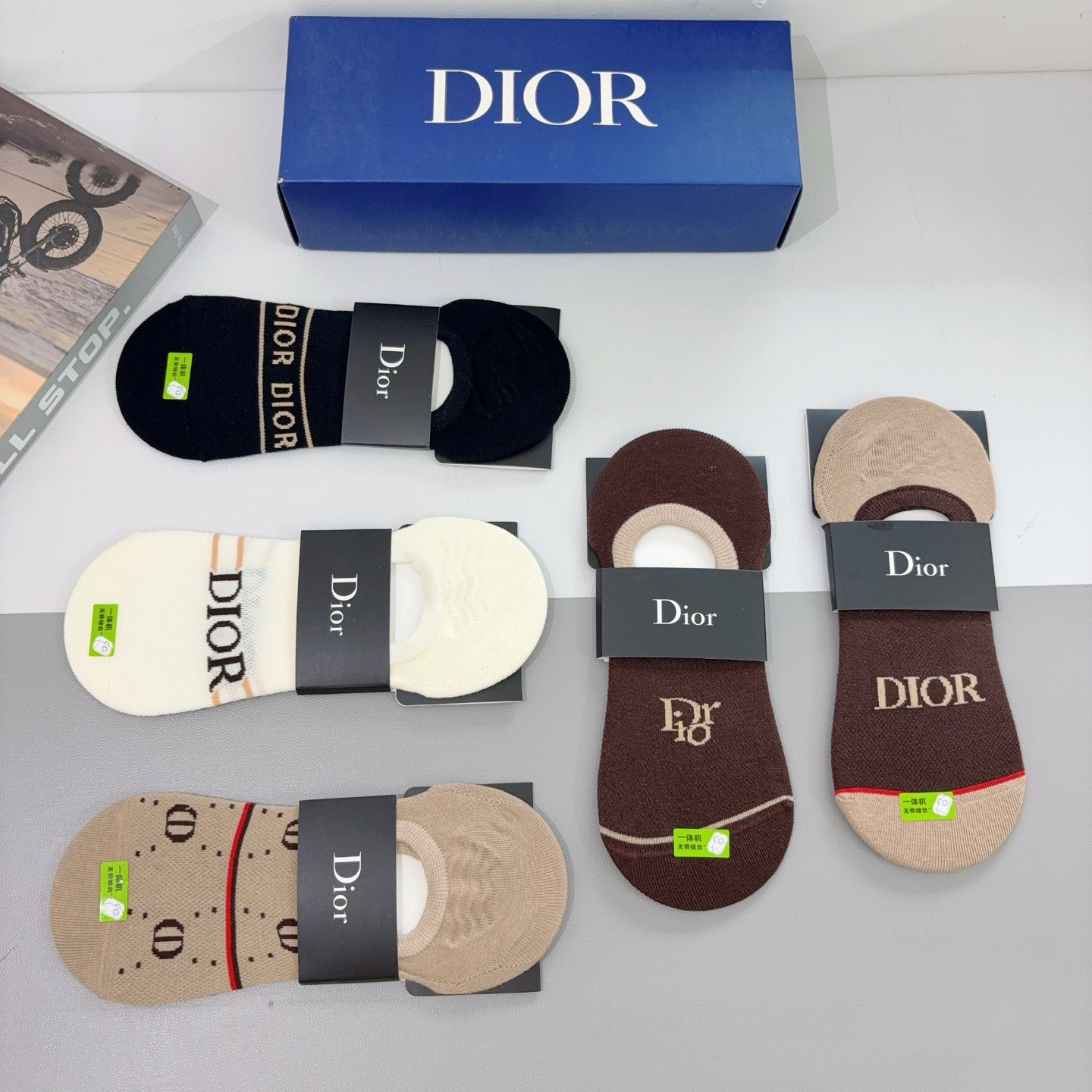 配包装（一盒5双）  🌟 Dior （迪奥） 竹棉材质袜子 潮人必备爆款，经典字母logo船袜，个性时尚百搭款，！超柔软
