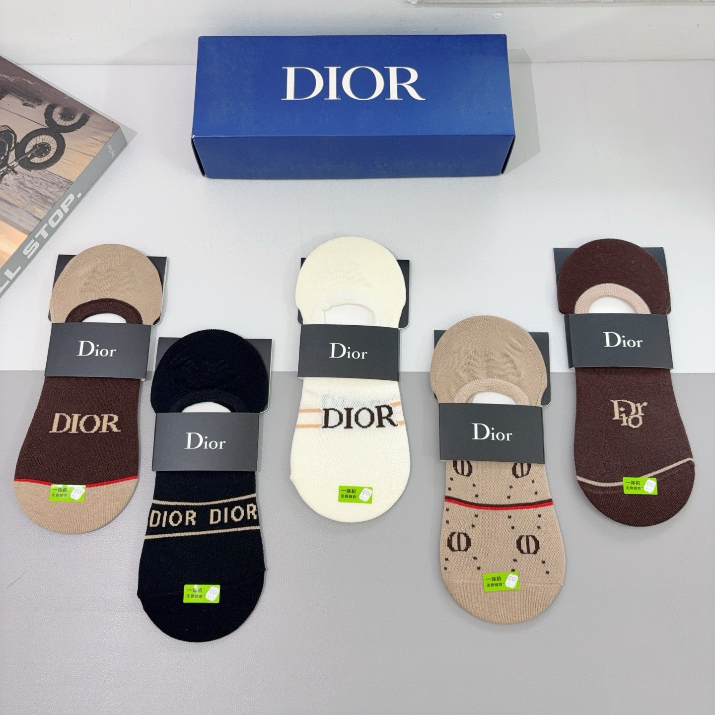 配包装（一盒5双）  🌟 Dior （迪奥） 竹棉材质袜子 潮人必备爆款，经典字母logo船袜，个性时尚百搭款，！超柔软