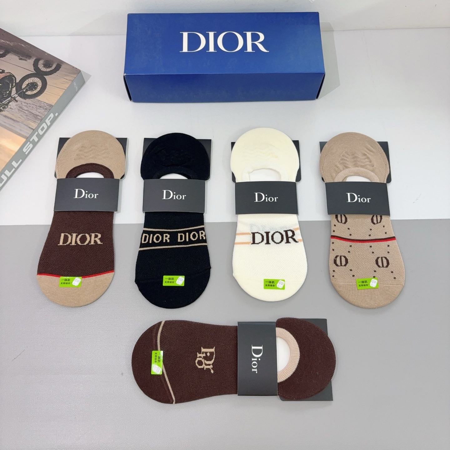 配包装（一盒5双）  🌟 Dior （迪奥） 竹棉材质袜子 潮人必备爆款，经典字母logo船袜，个性时尚百搭款，！超柔软