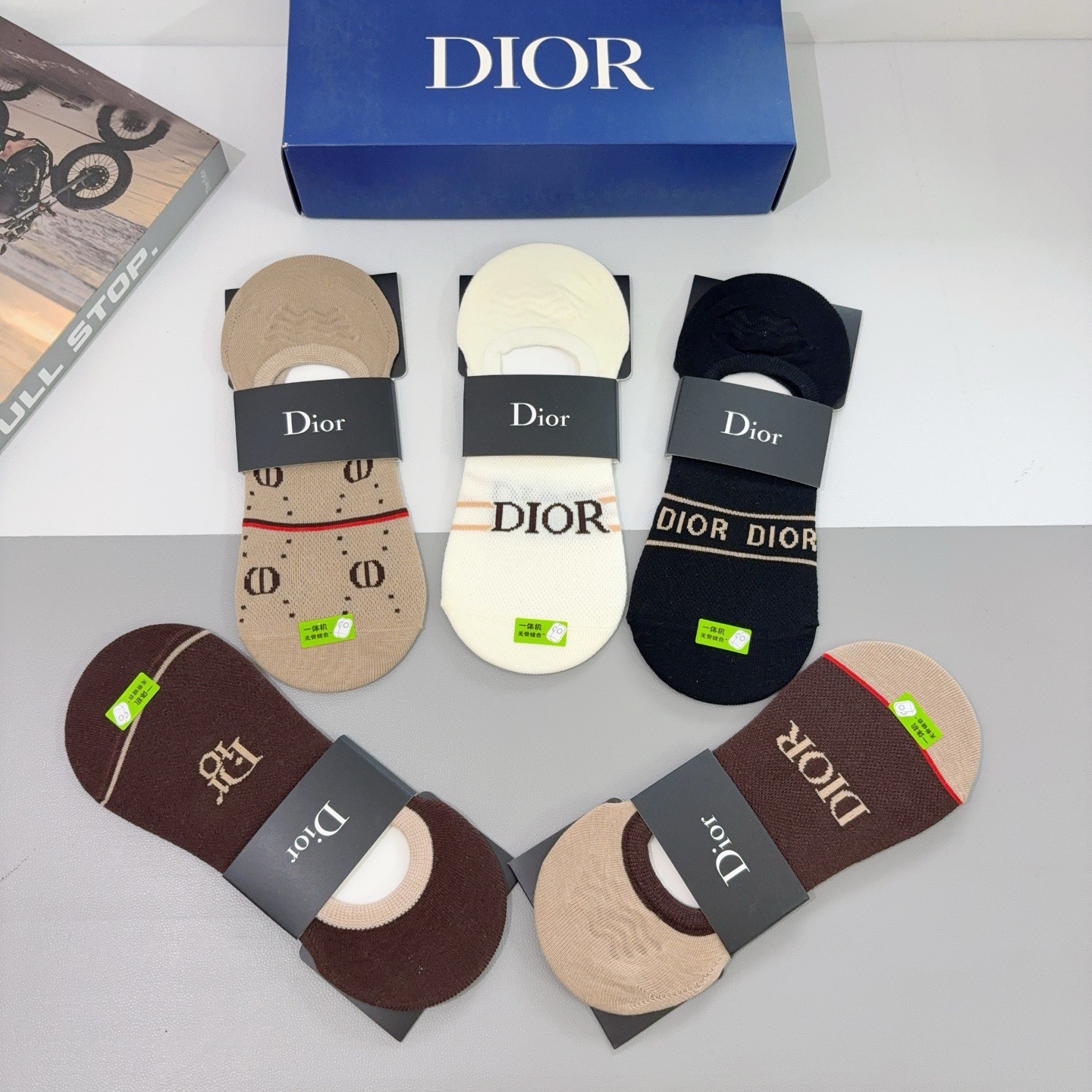 配包装（一盒5双）  🌟 Dior （迪奥） 竹棉材质袜子 潮人必备爆款，经典字母logo船袜，个性时尚百搭款，！超柔软