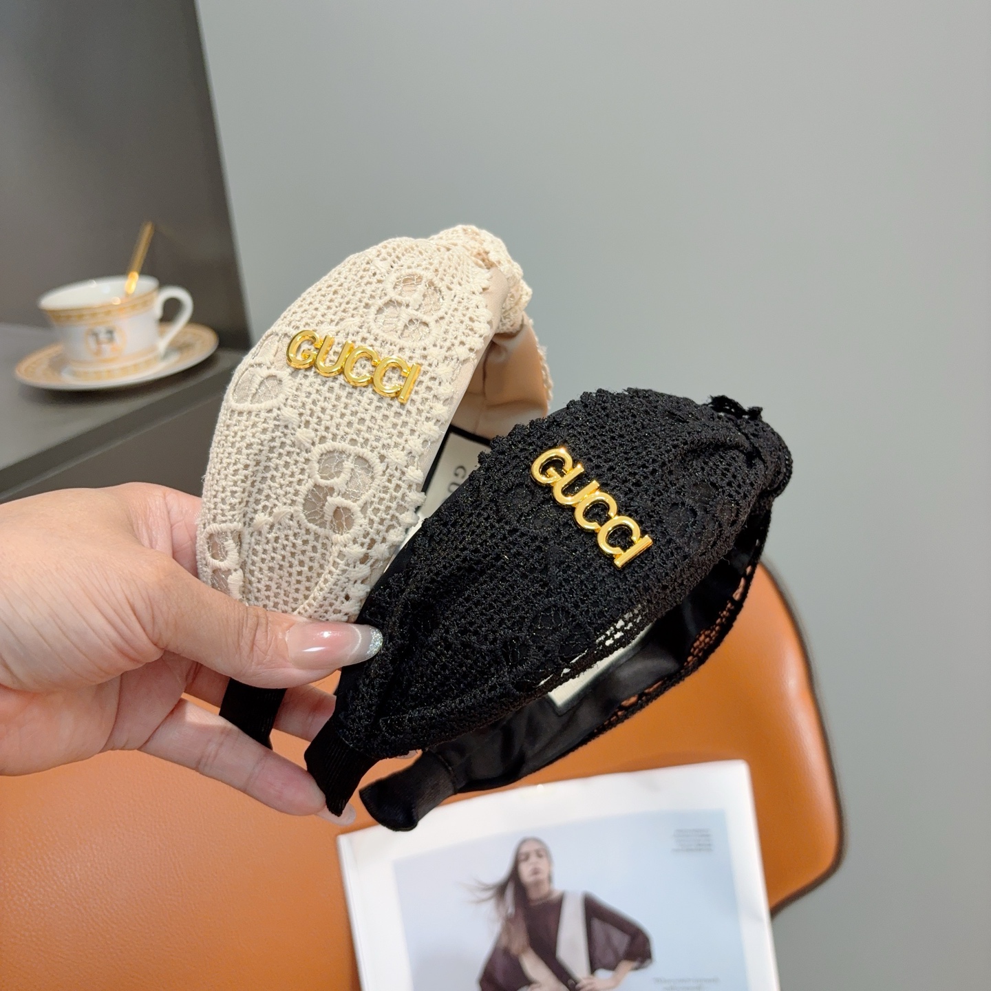 NO:881301,Comes with packaging Gucci Internet celebrity classic new wide headband, a must-have headband for goddesses, very versatile, fashionable and casual style!  hairpins,hairpins,gucci,hairpins19860909配包装 Gucci古奇 网红经典新款宽版发箍,女神必备单品头箍,非常百搭,时尚潮流休闲款！发夹,发夹,gucci,hairpins,accessory
