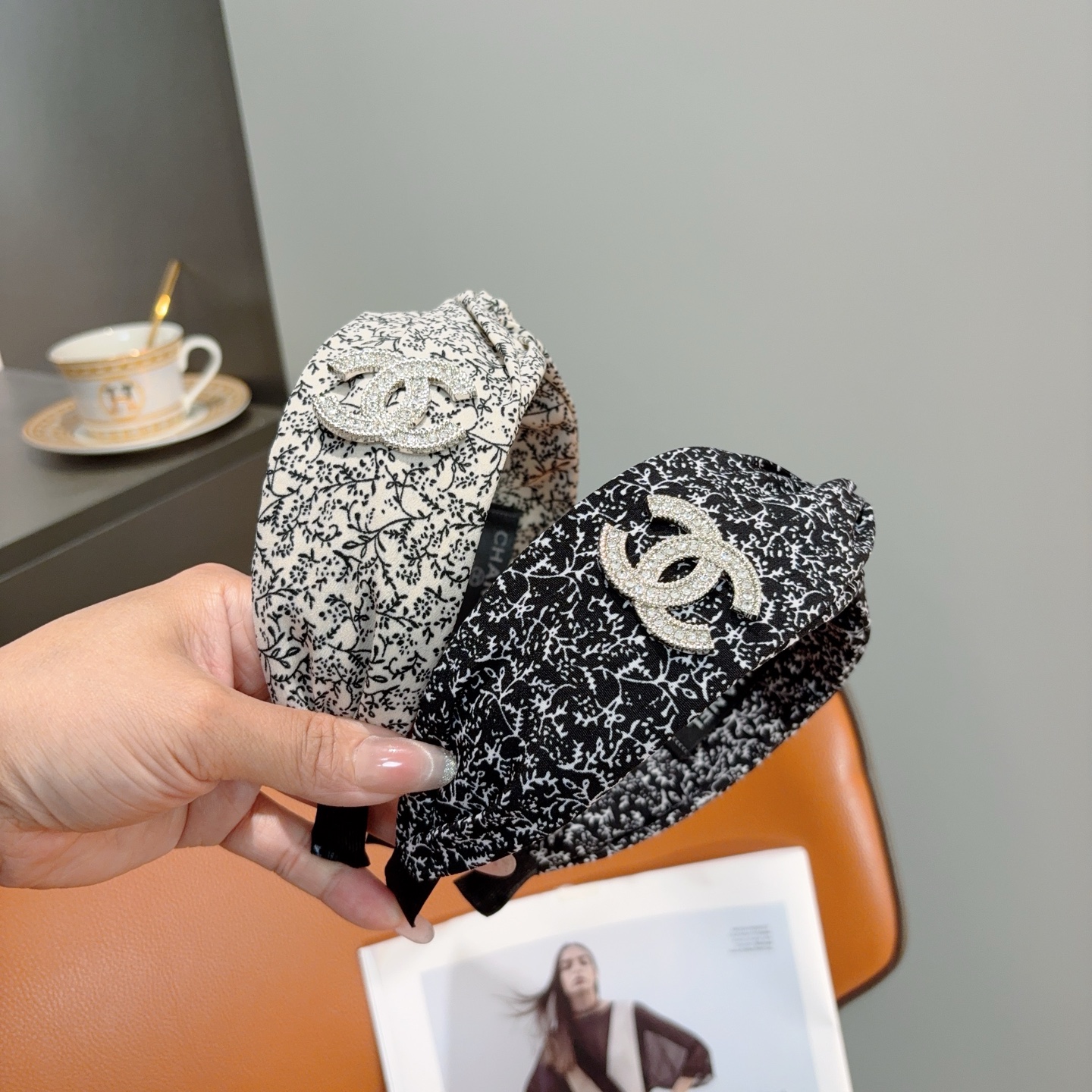 NO:881311,Comes with packaging CHANEL (Chanel) new small fragrant headband, retro headband, recommended by Internet celebrities, with high-end materials, super exquisite, fashionable and versatile. Hairpins, hairpins, chanel, chanel, hairpins19860909配包装 CHANEL（香奈儿）新款小香发箍,复古头箍,网红爆款推荐 搭配高端材质,超精致,时尚百搭.发夹,发夹,chanel,chanel,hairpins,accessory