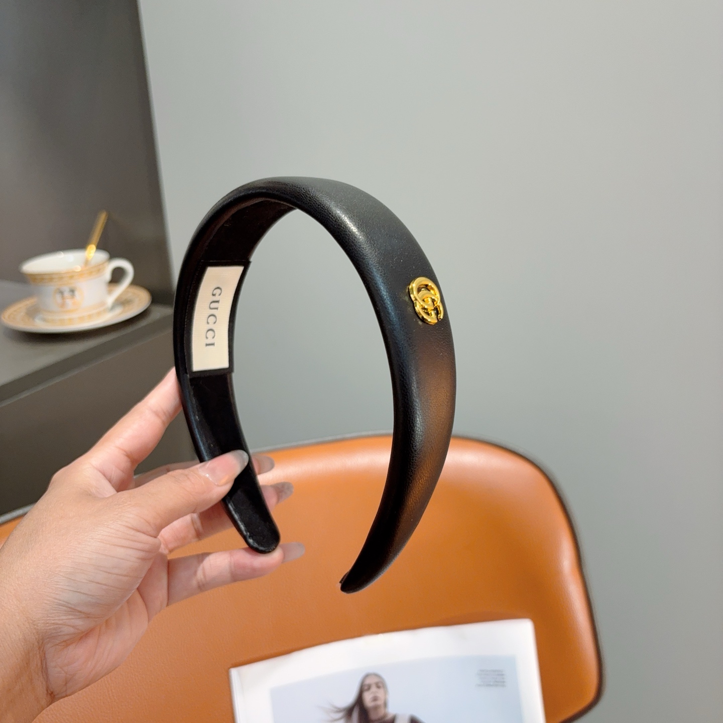 NO:881330,Comes with packaging Gucci Gucci new fashionable sheepskin headband, European and American big-name headbands, the latest style of Internet celebrities is fashionable and versatile, a must-have for goddesses!  hairpins,hairpins,gucci,sheepskin,hairpins19860909配包装 Gucci 古奇 新款时尚风羊皮发箍,欧美大牌头箍,网红最新款来袭时尚百搭,女神必入！发夹,发夹,gucci,sheepskin,hairpins,accessory