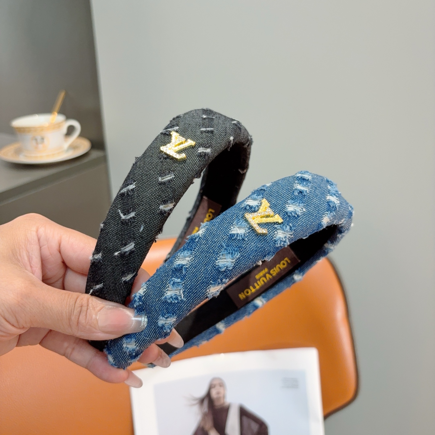 NO:881340,Comes with packaging LV Louis Vuitton's new ripped denim sponge headband, the original single headband is simple and versatile, a must-have for trendy women, super classy!  hairpins,hairpins,louis vuitton,louis vuitton,hairpins19860909配包装 LV 路易威登 新款破洞牛仔布海绵发箍,原单头箍简约百搭,潮女必备品,超级的高大上！发夹,发夹,louis vuitton,louis vuitton,hairpins,accessory