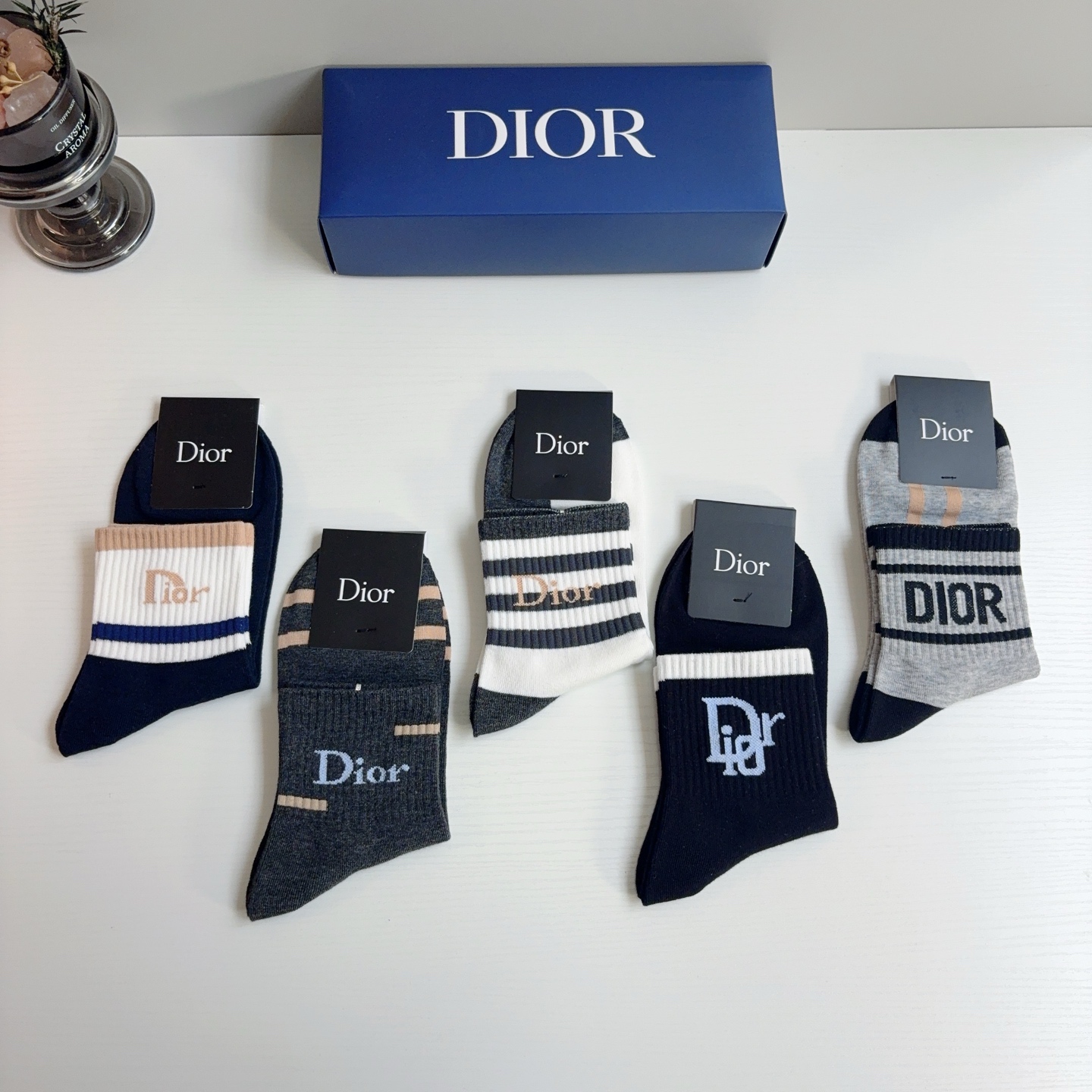 配包装（一盒5双）  Dior 迪奥 新款中筒男款袜子，纯棉面料，潮人必备 ，经典个性时尚百搭款，你值得拥有哦💗