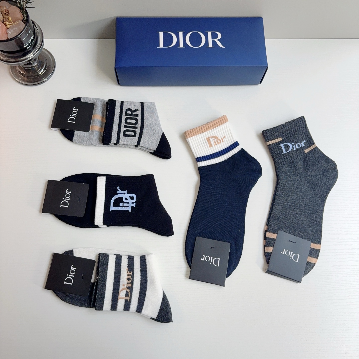 配包装（一盒5双）  Dior 迪奥 新款中筒男款袜子，纯棉面料，潮人必备 ，经典个性时尚百搭款，你值得拥有哦💗